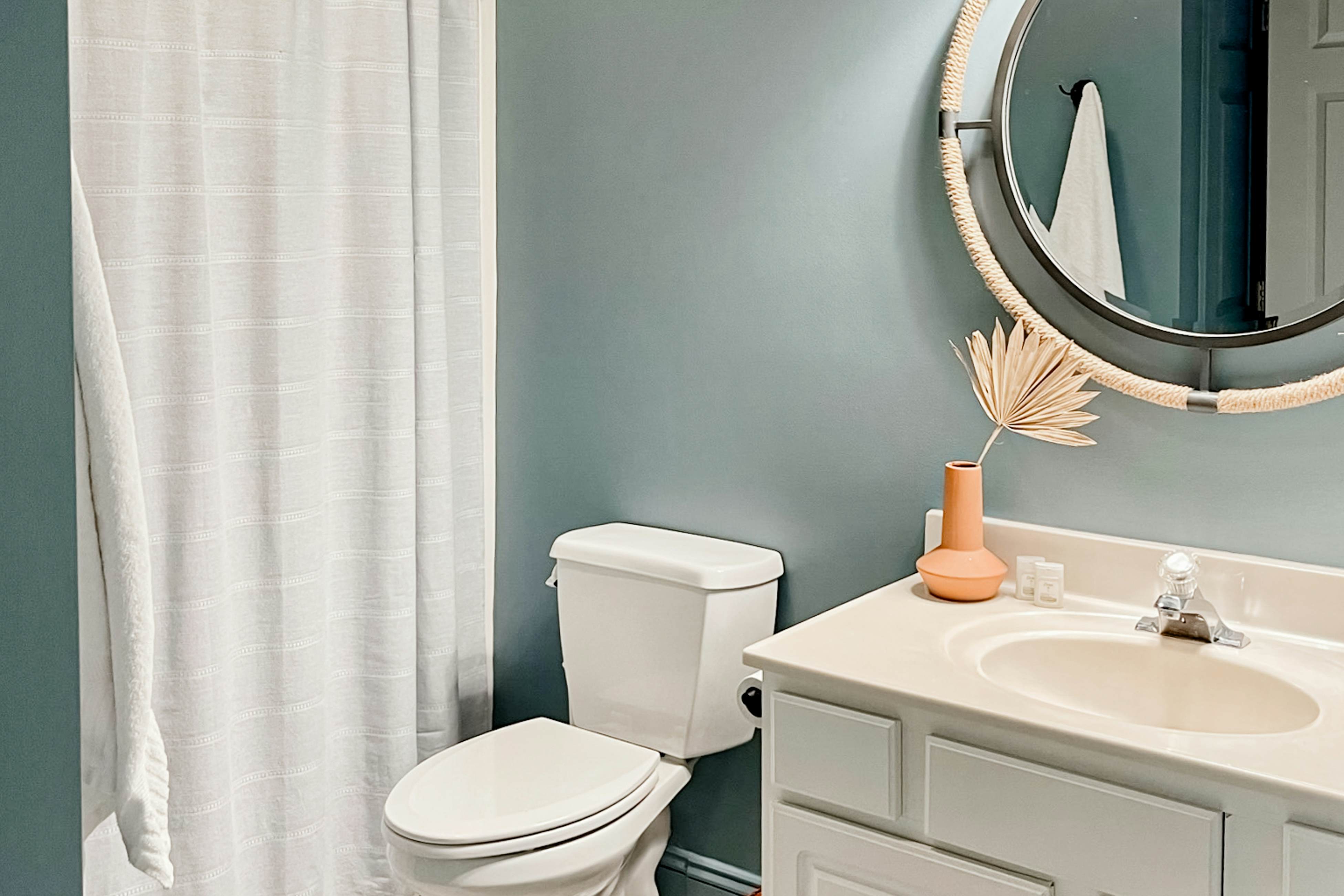 Stylish Oceanview Condo: Pool, Parking & Prime Location!