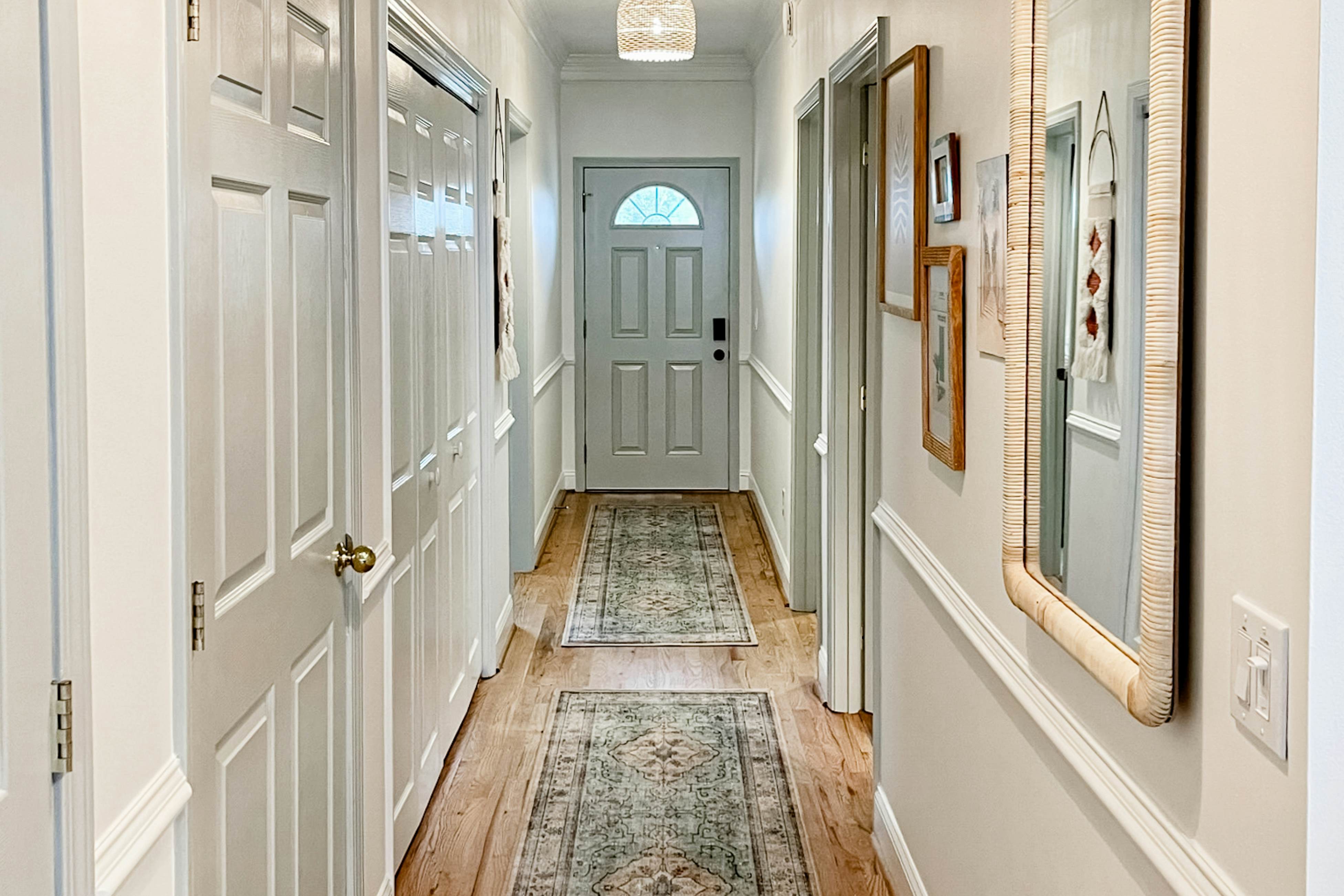 Stylish Oceanview Condo: Pool, Parking & Prime Location!