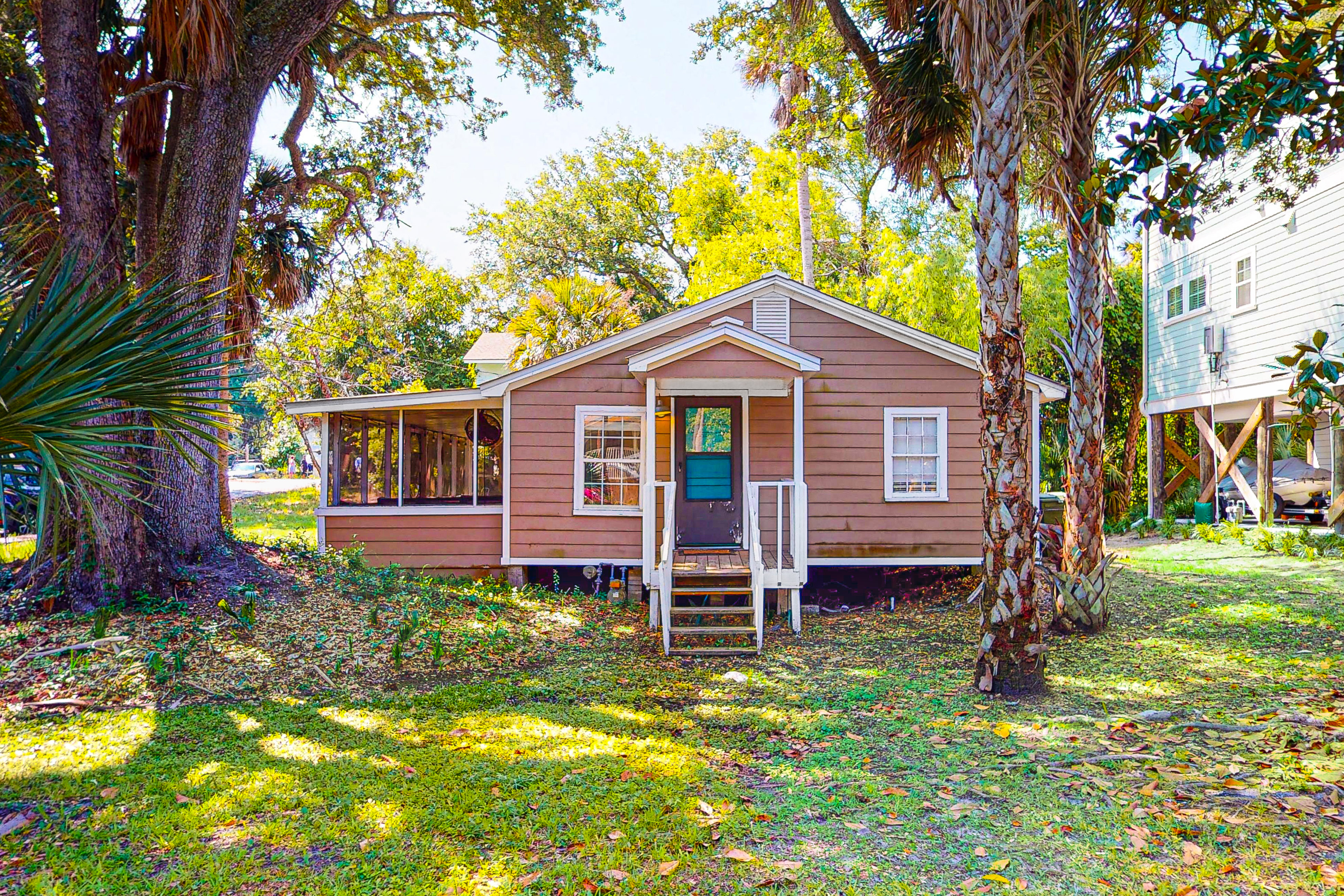 Downtown Folly Beach home with free WiFi, washer/dryer, smart TV, & more