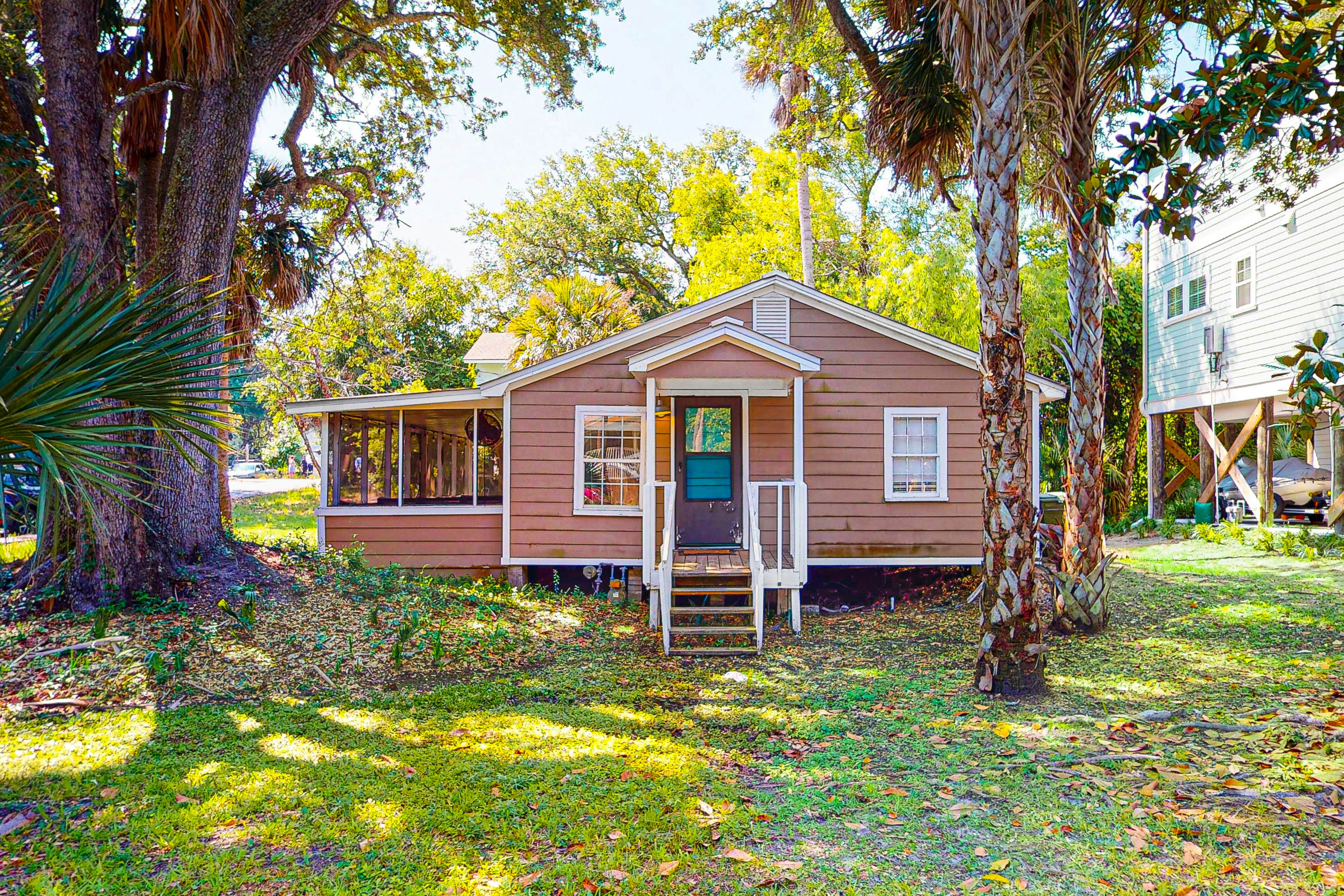 Downtown Folly Beach home with free WiFi, washer/dryer, smart TV, & more