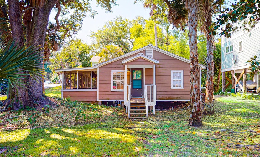 Downtown Folly Beach home with free WiFi, washer/dryer, smart TV, & more
