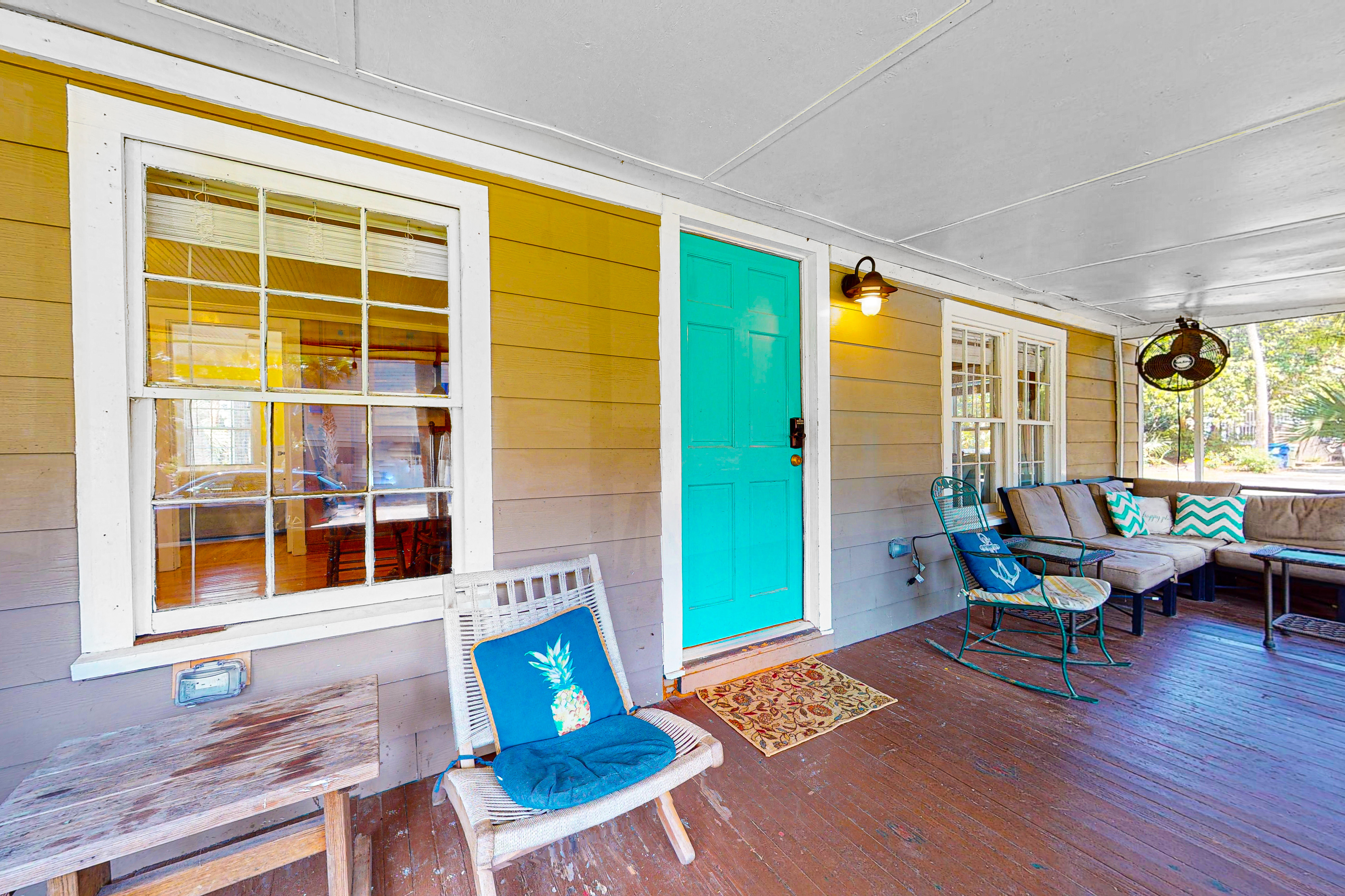 Downtown Folly Beach home with free WiFi, washer/dryer, smart TV, & more
