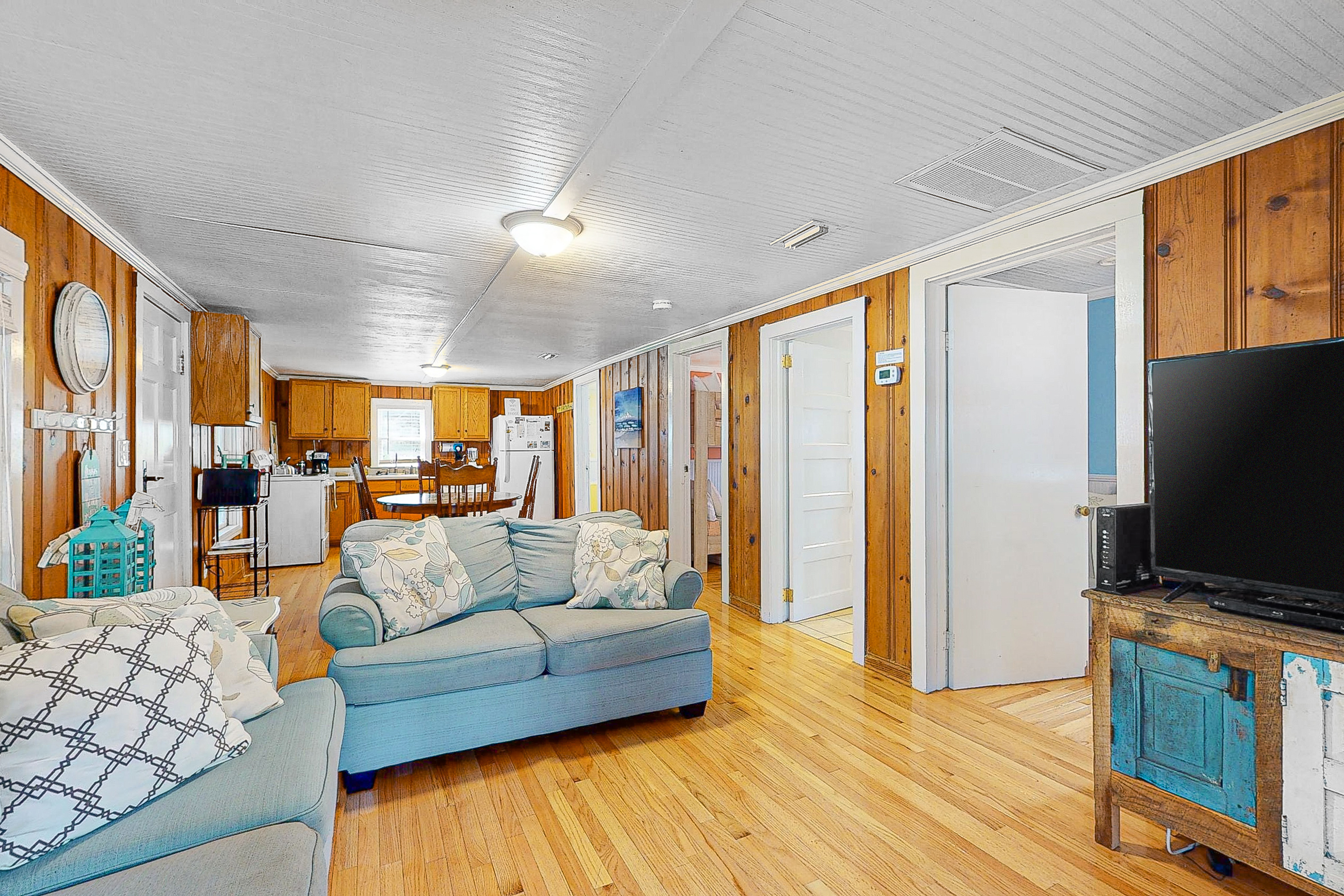 Downtown Folly Beach home with free WiFi, washer/dryer, smart TV, & more