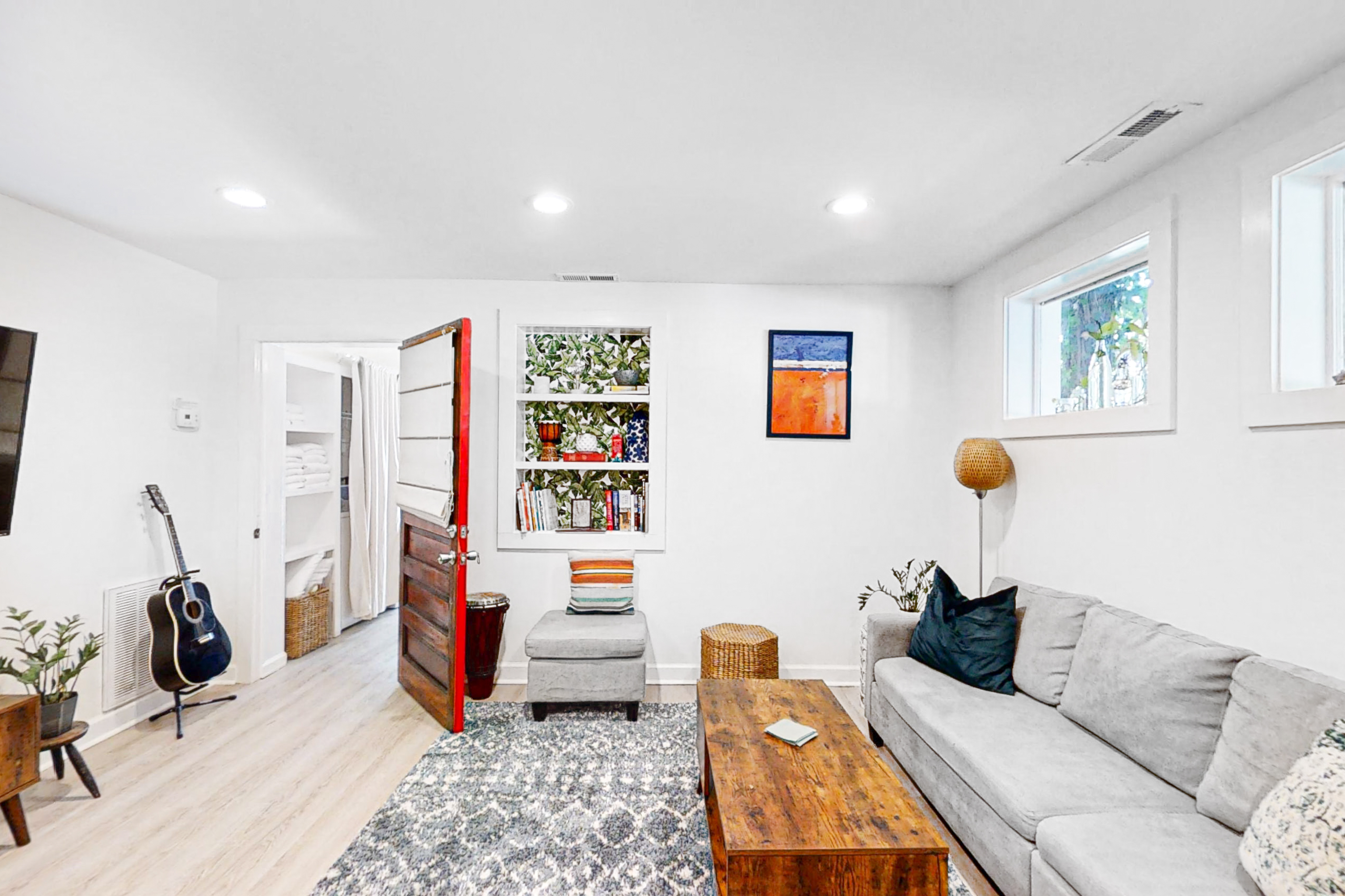 Dog-friendly duplex close to beach with outdoor shower and washer/dryer