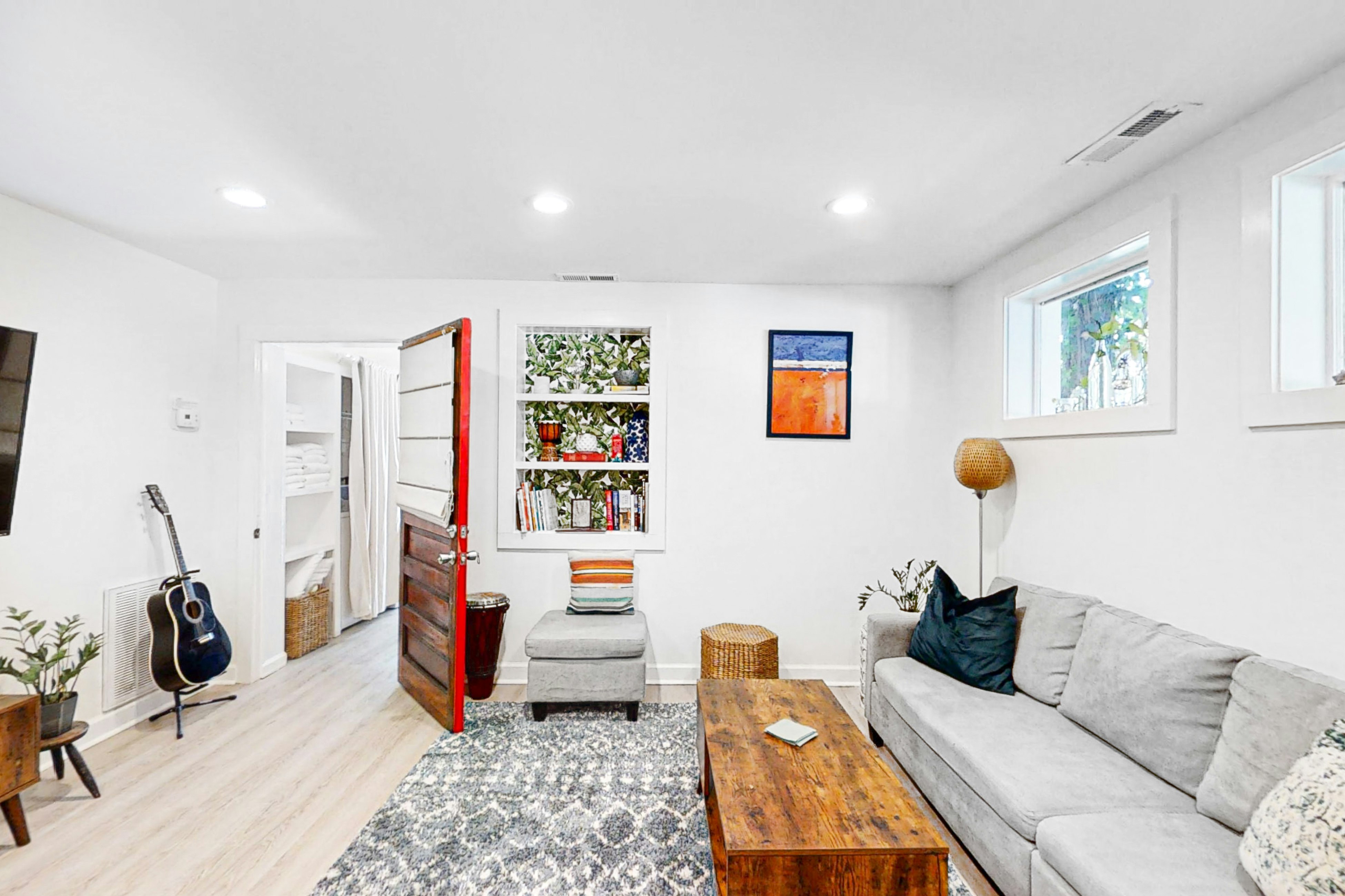 Dog-friendly duplex close to beach with outdoor shower and washer/dryer