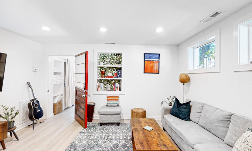 Dog-friendly duplex close to beach with outdoor shower and washer/dryer