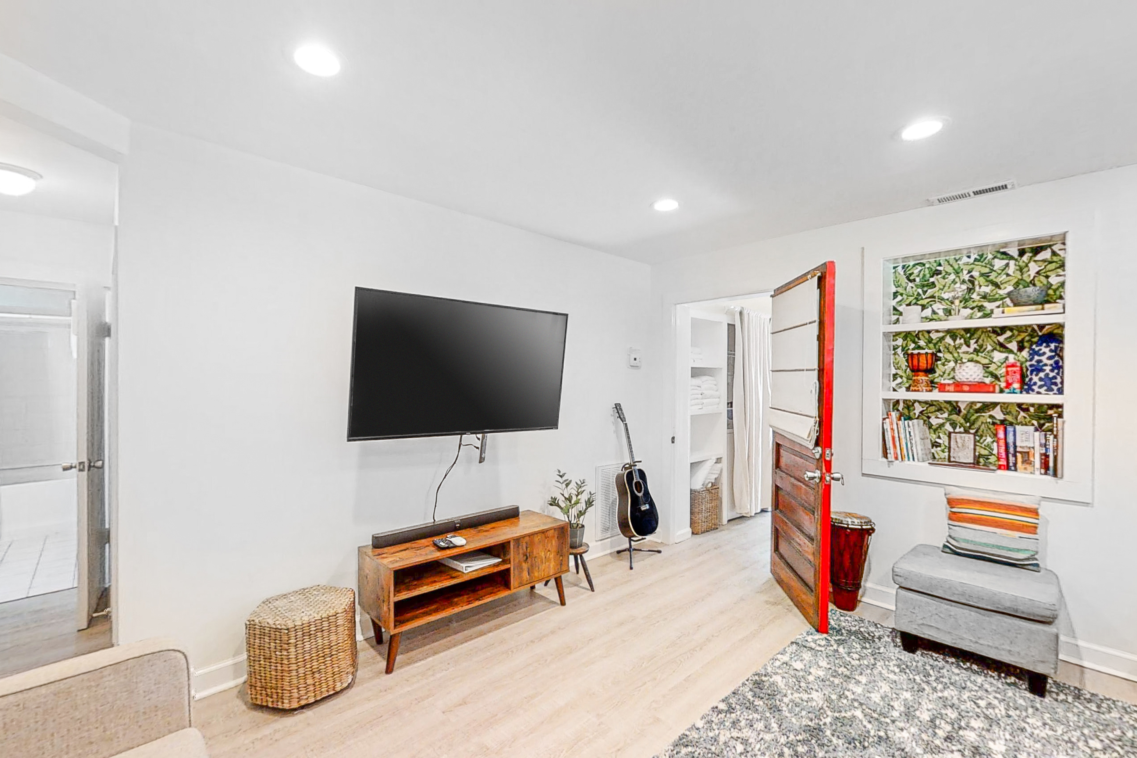 Dog-friendly duplex close to beach with outdoor shower and washer/dryer