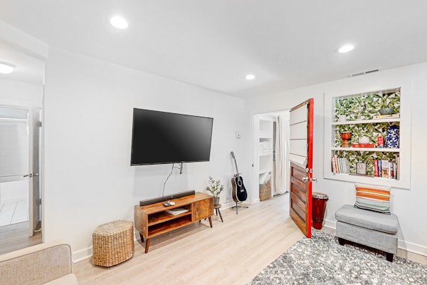 Dog-friendly duplex close to beach with outdoor shower and washer/dryer