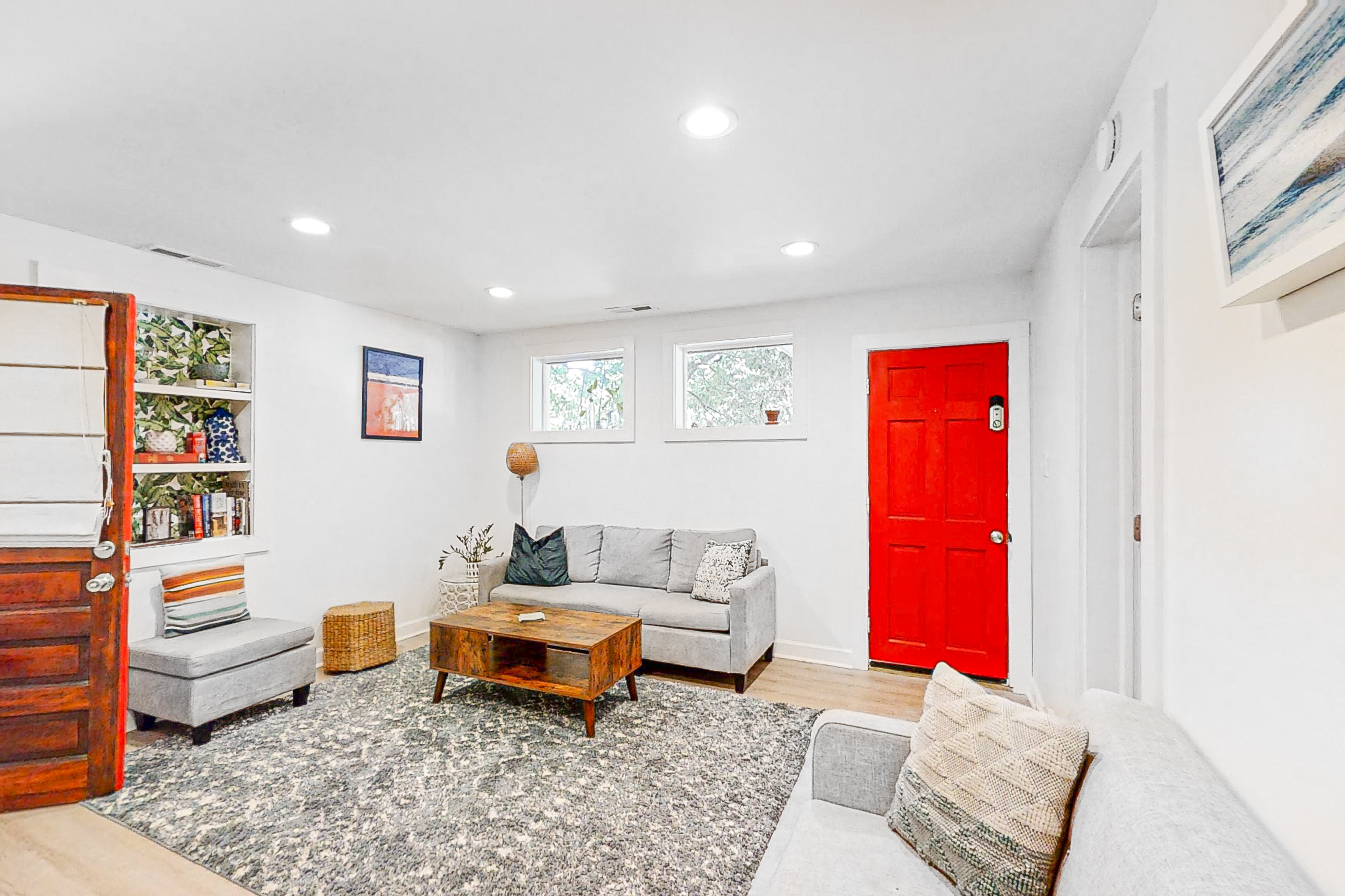 Dog-friendly duplex close to beach with outdoor shower and washer/dryer