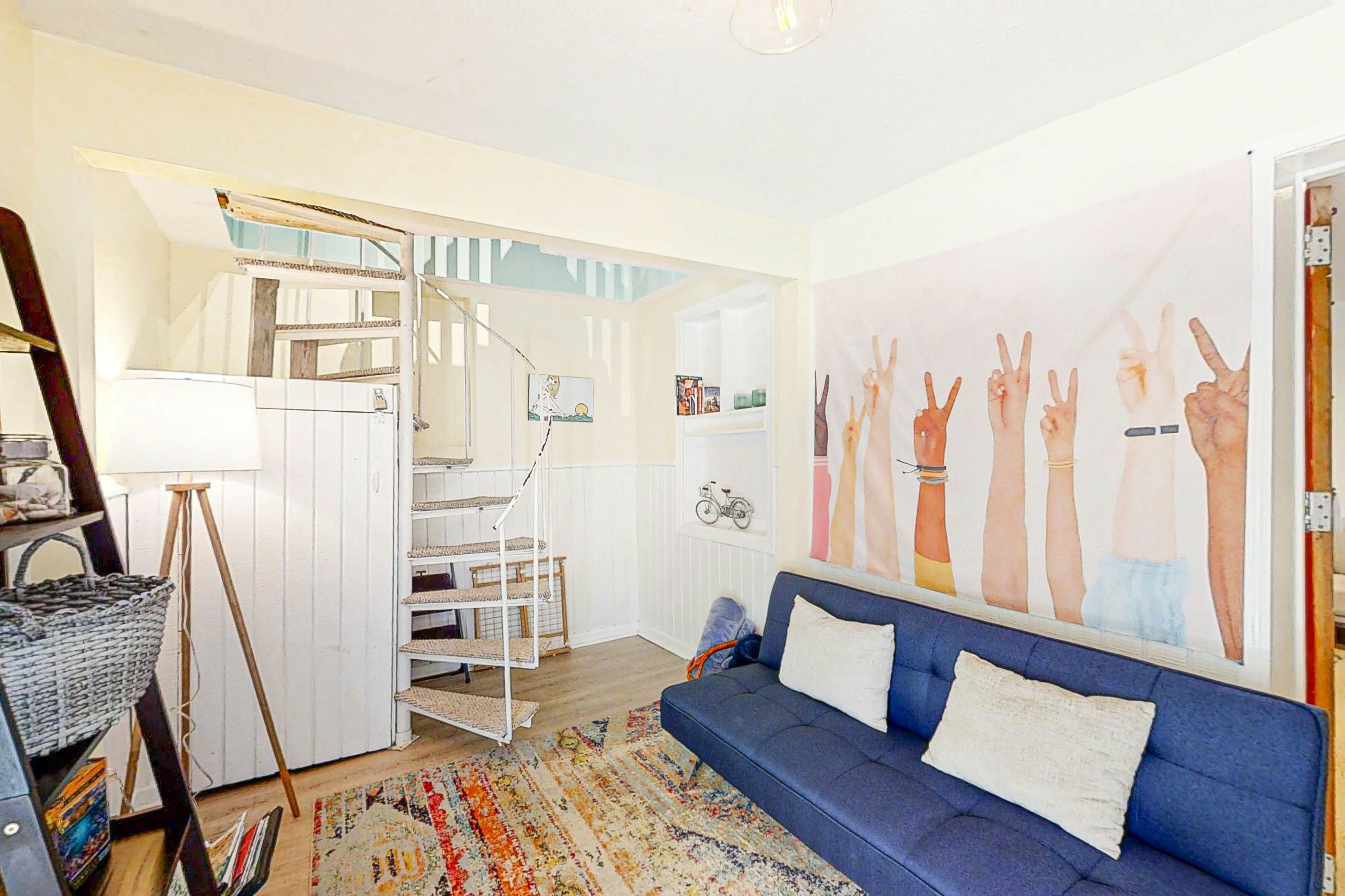 Dog-friendly duplex close to beach with outdoor shower and washer/dryer