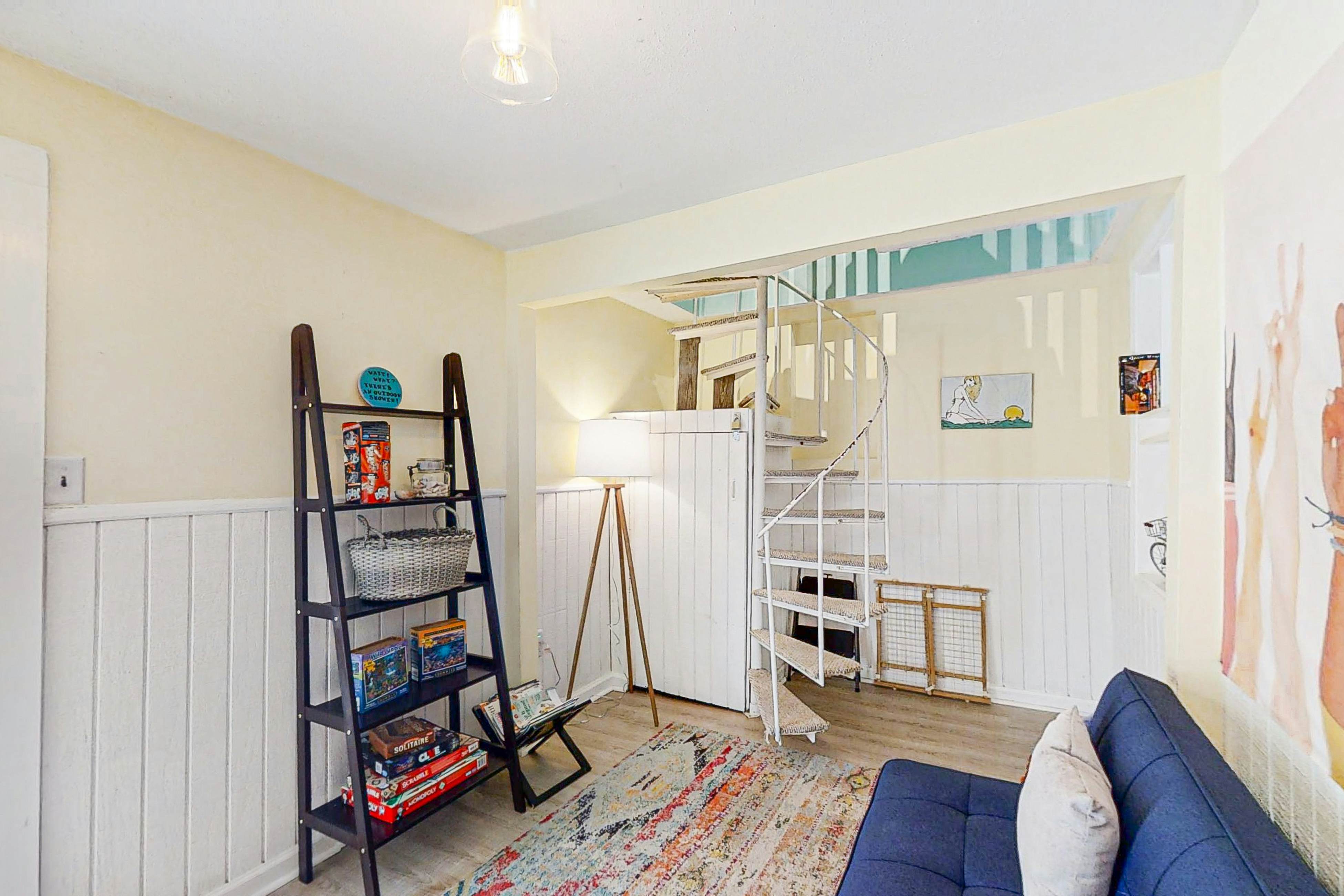 Dog-friendly duplex close to beach with outdoor shower and washer/dryer