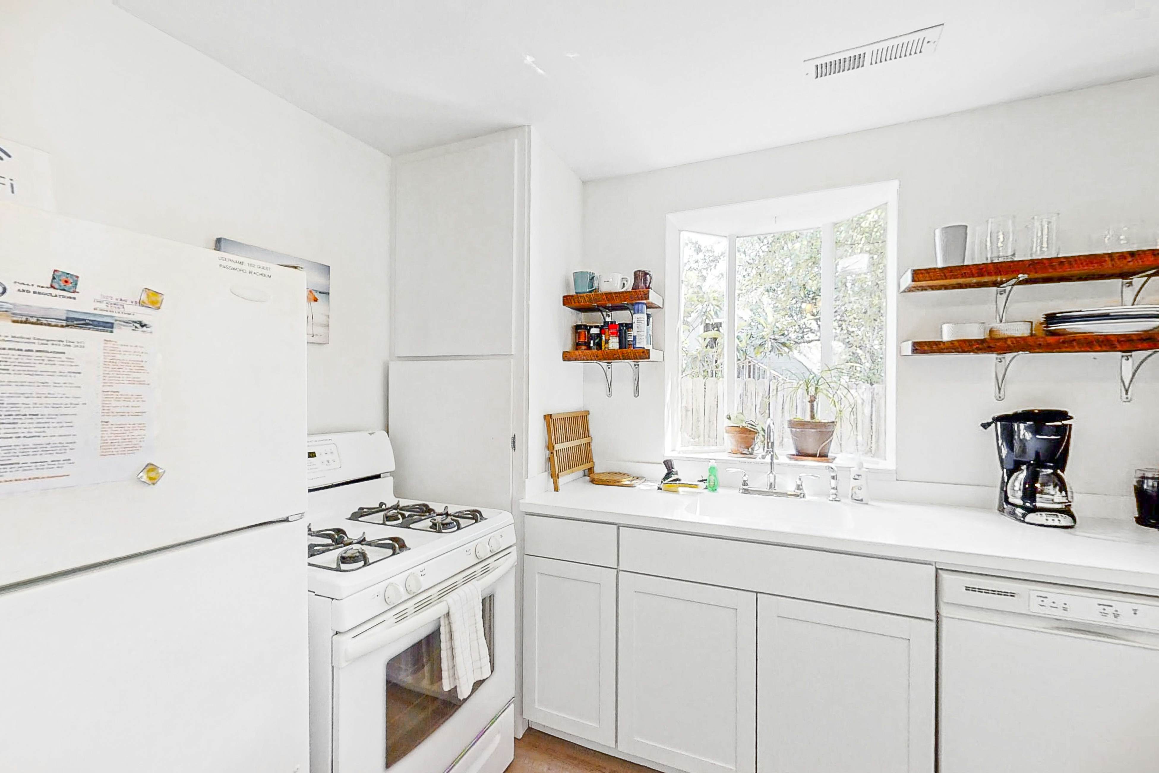 Dog-friendly duplex close to beach with outdoor shower and washer/dryer