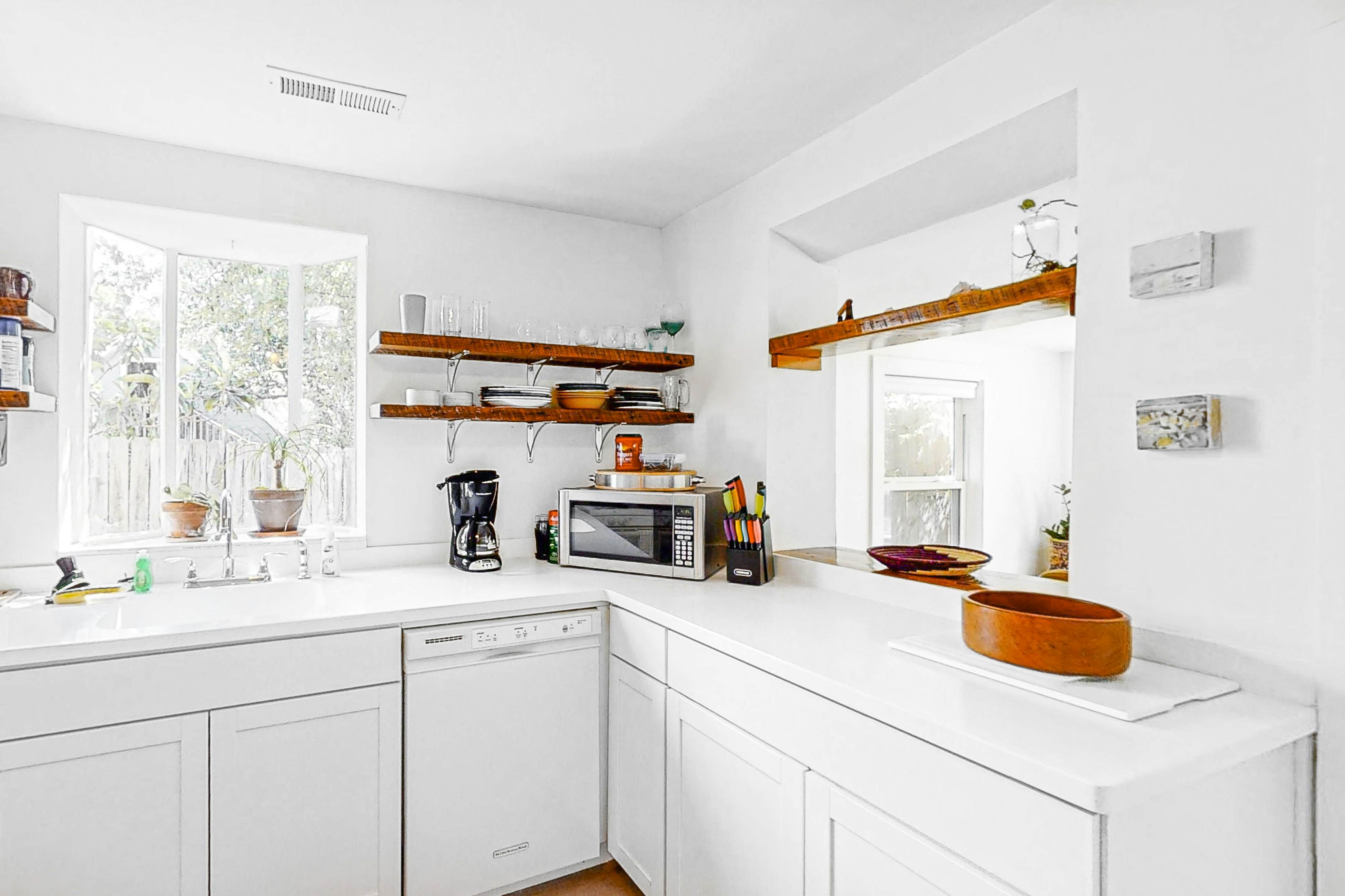 Dog-friendly duplex close to beach with outdoor shower and washer/dryer