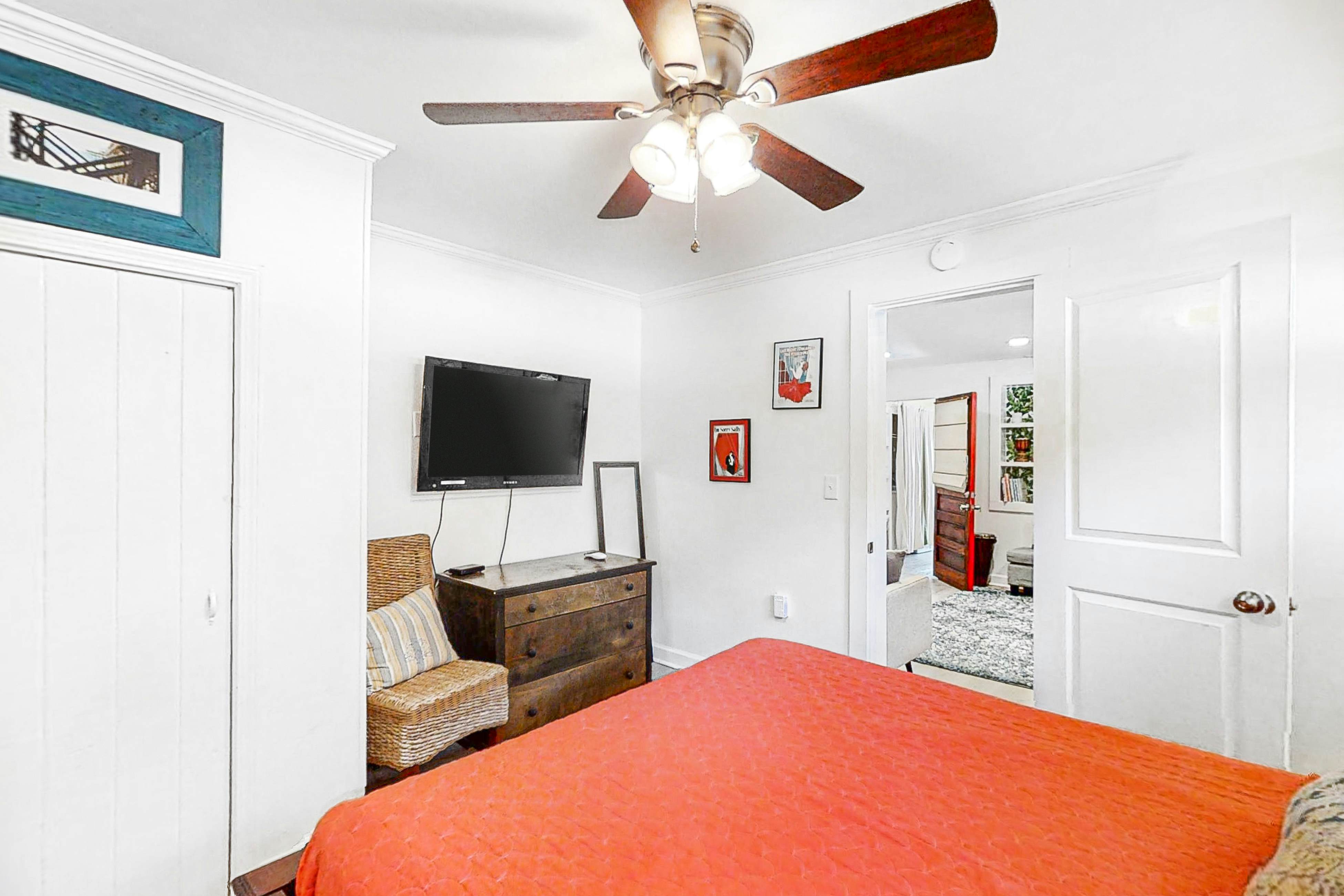 Dog-friendly duplex close to beach with outdoor shower and washer/dryer