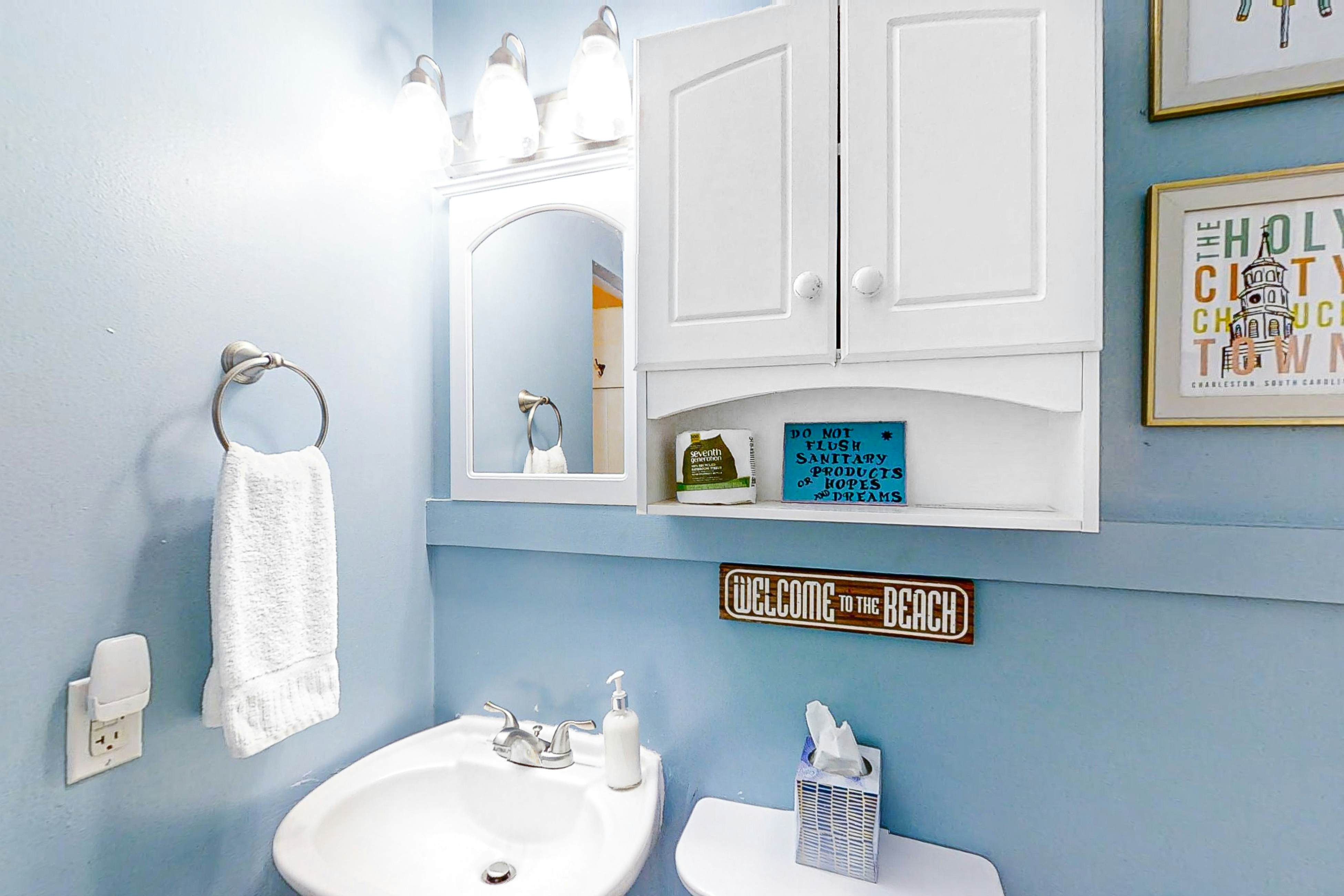 Dog-friendly duplex close to beach with outdoor shower and washer/dryer