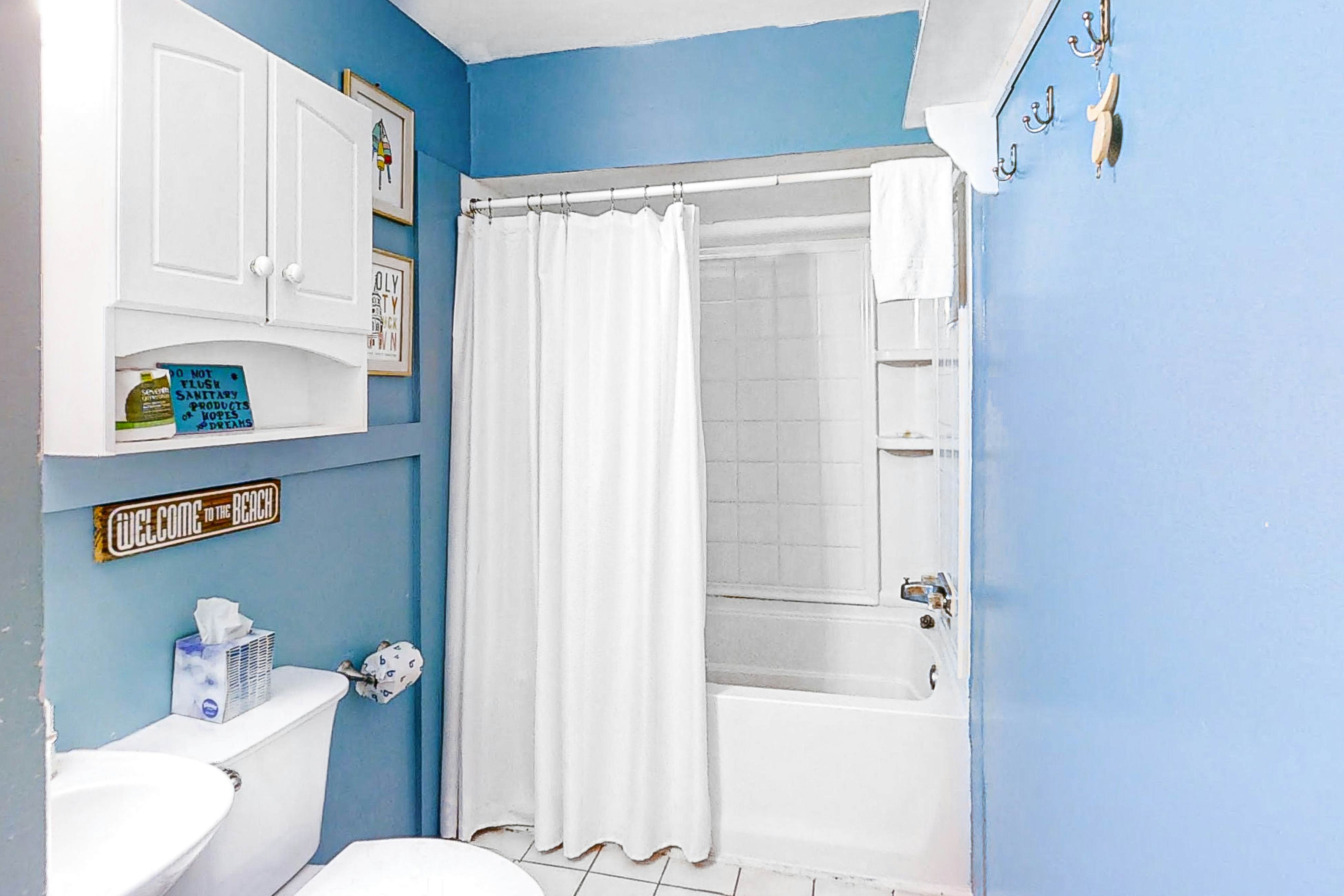 Dog-friendly duplex close to beach with outdoor shower and washer/dryer