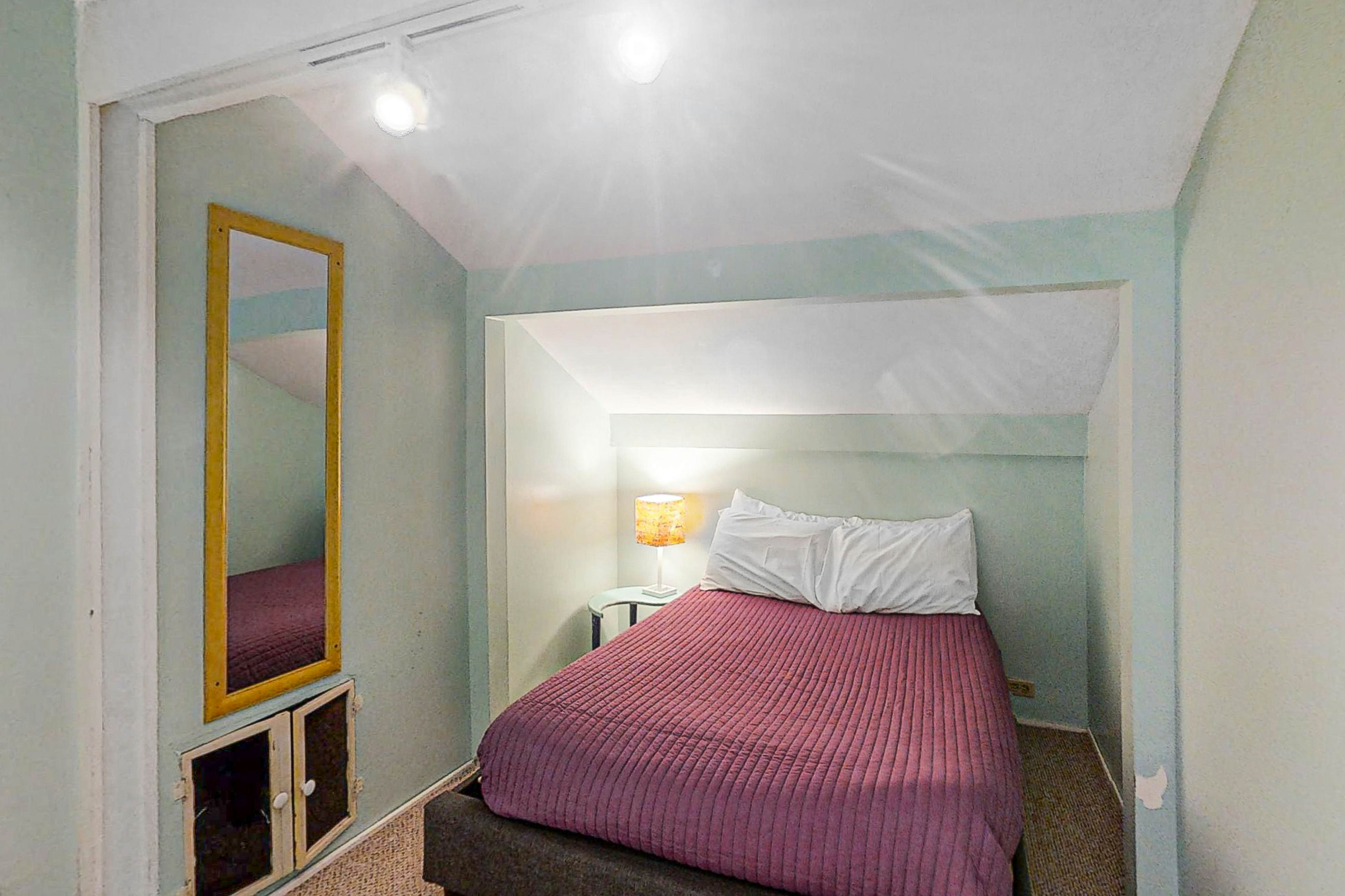 Dog-friendly duplex close to beach with outdoor shower and washer/dryer