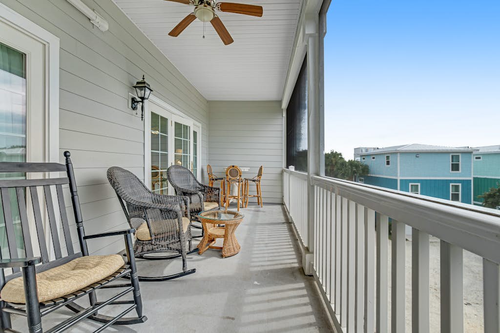 2nd-floor retreat with screened porch, shared pool, WiFi, central AC & elevator