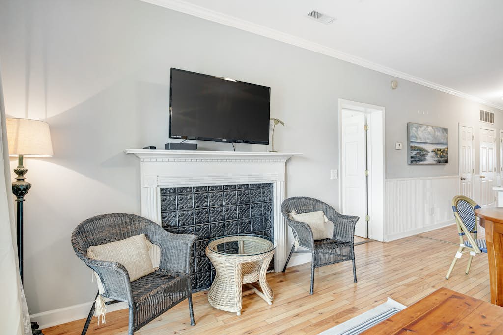 2nd-floor retreat with screened porch, shared pool, WiFi, central AC & elevator