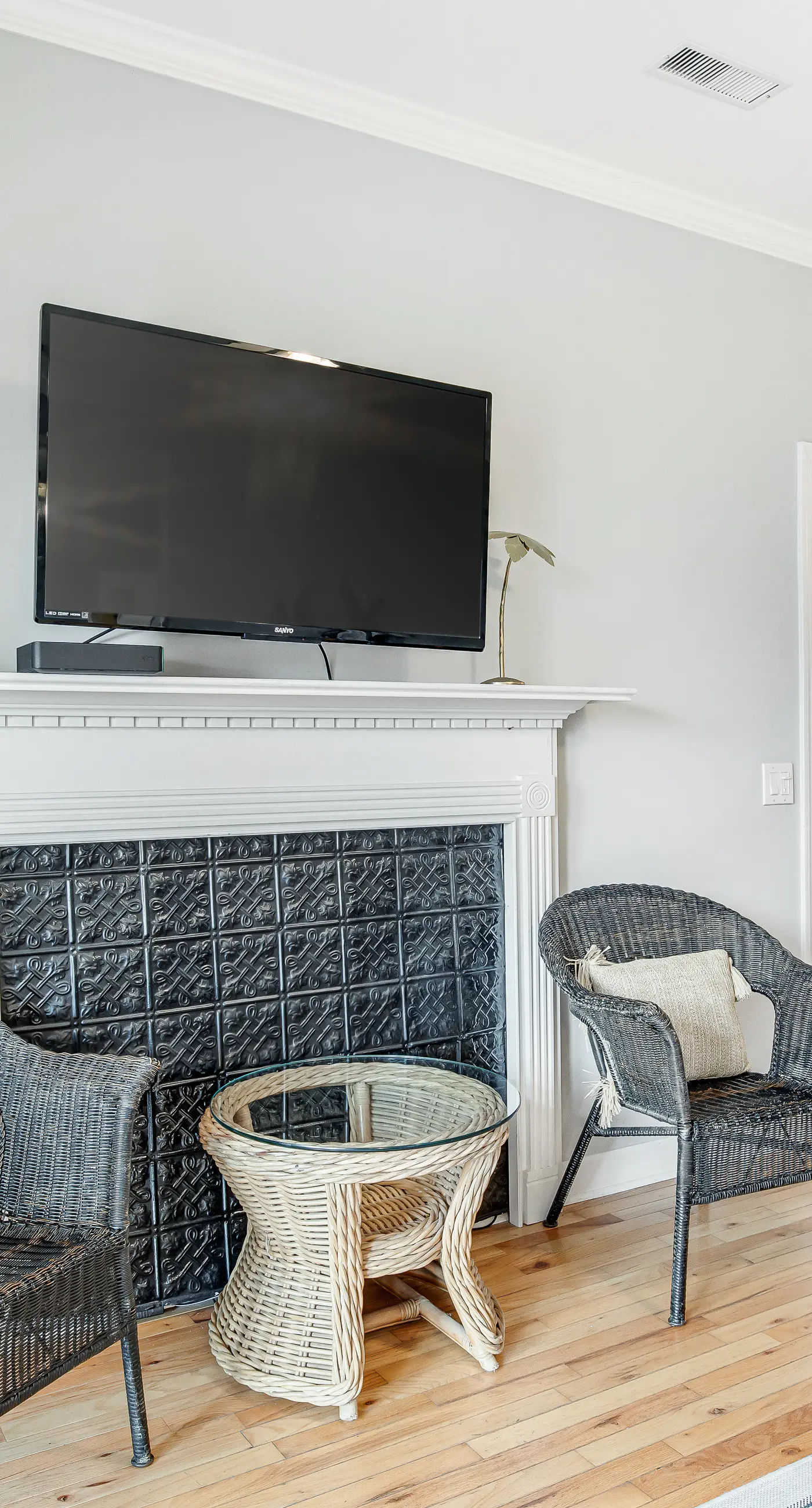 2nd-floor retreat with screened porch, shared pool, WiFi, central AC & elevator