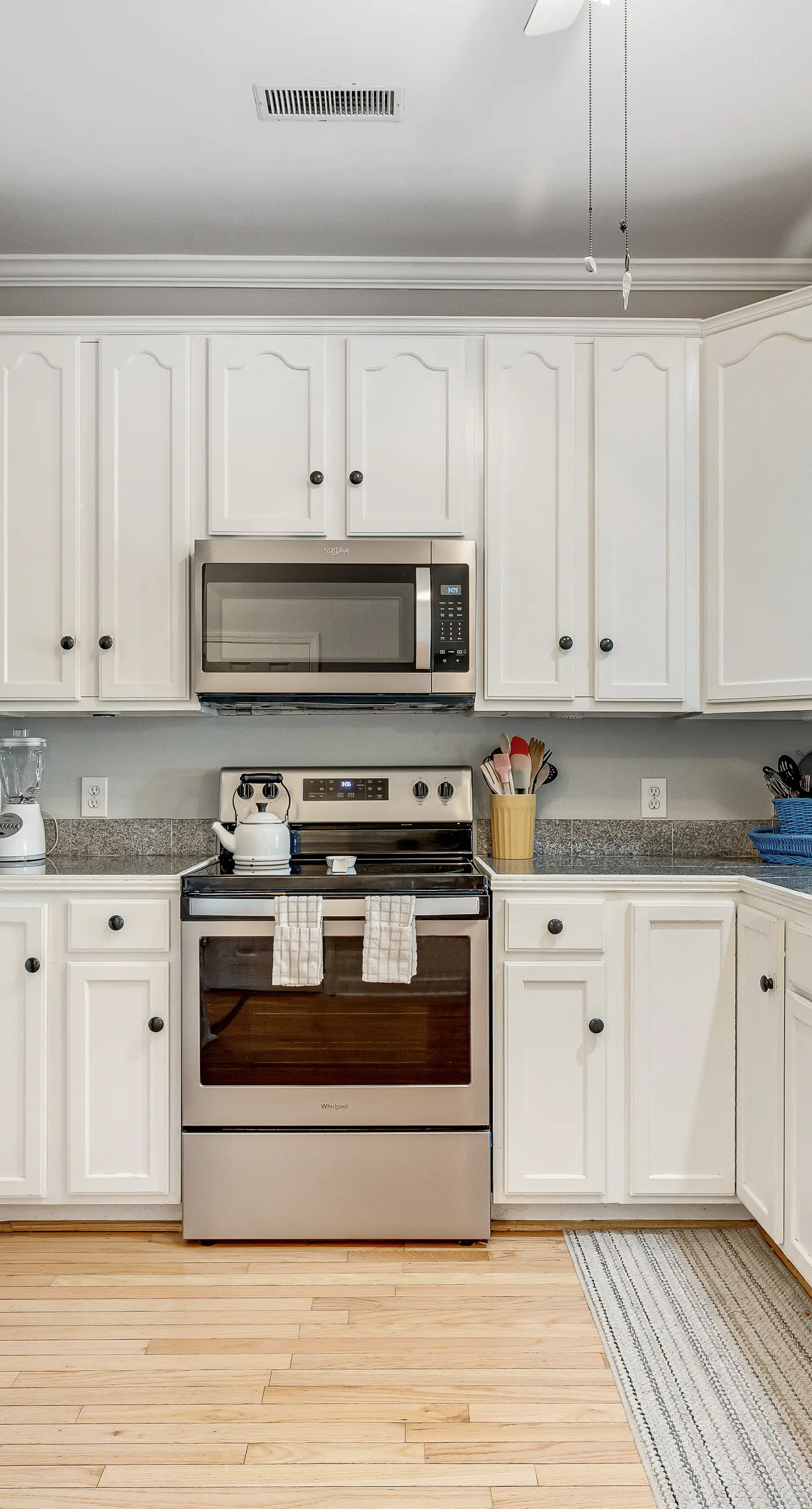2nd-floor retreat with screened porch, shared pool, WiFi, central AC & elevator