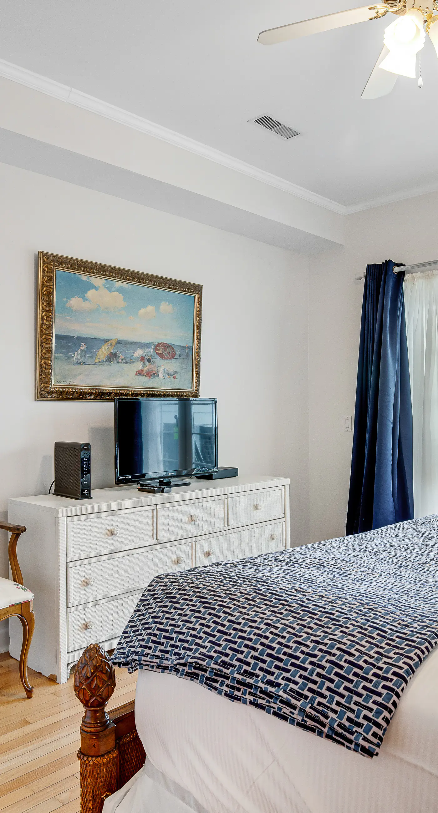 2nd-floor retreat with screened porch, shared pool, WiFi, central AC & elevator