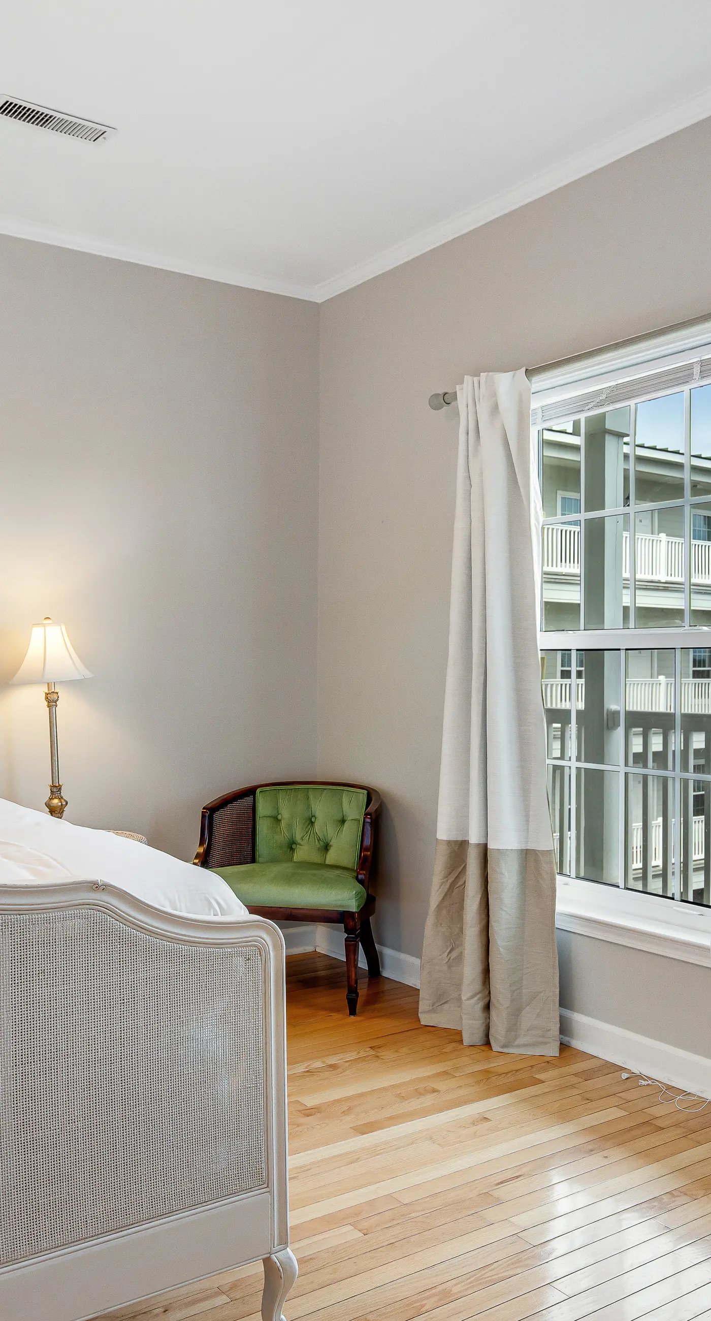 2nd-floor retreat with screened porch, shared pool, WiFi, central AC & elevator