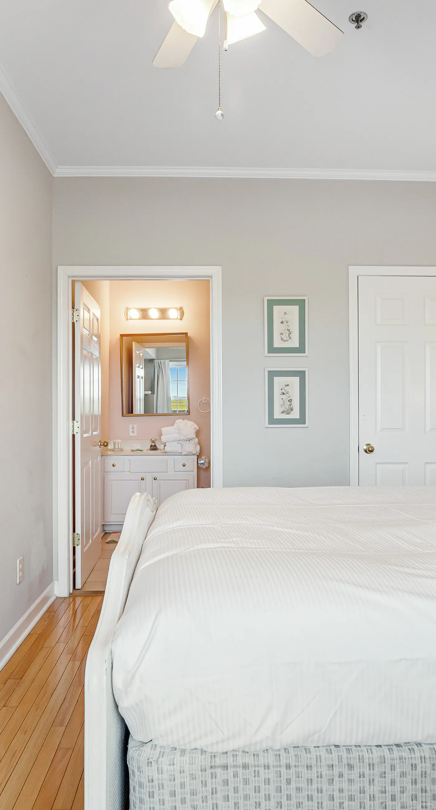 2nd-floor retreat with screened porch, shared pool, WiFi, central AC & elevator