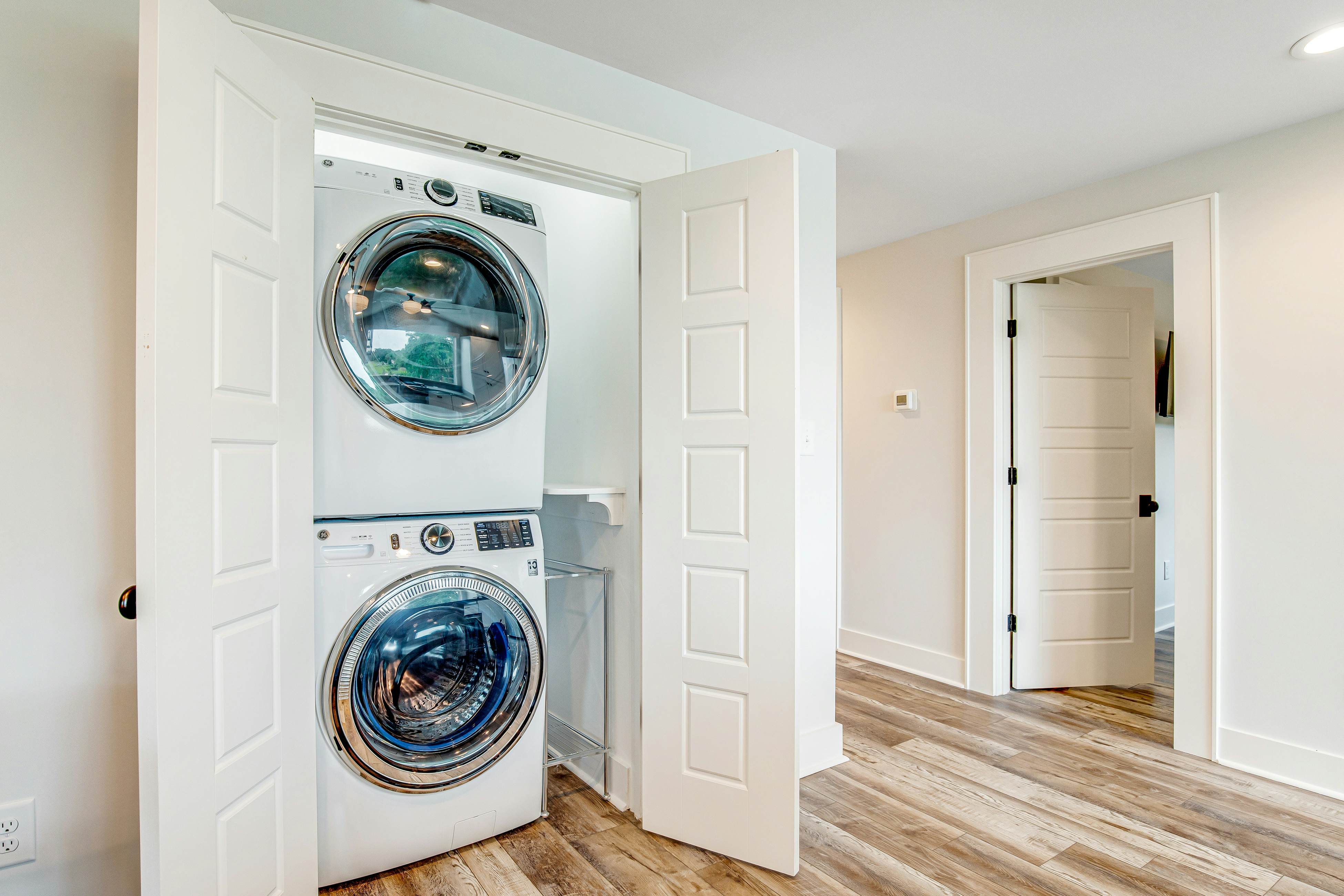 Fantastic coastal retreat with private dock, gas grill, two decks, & fast WiFi