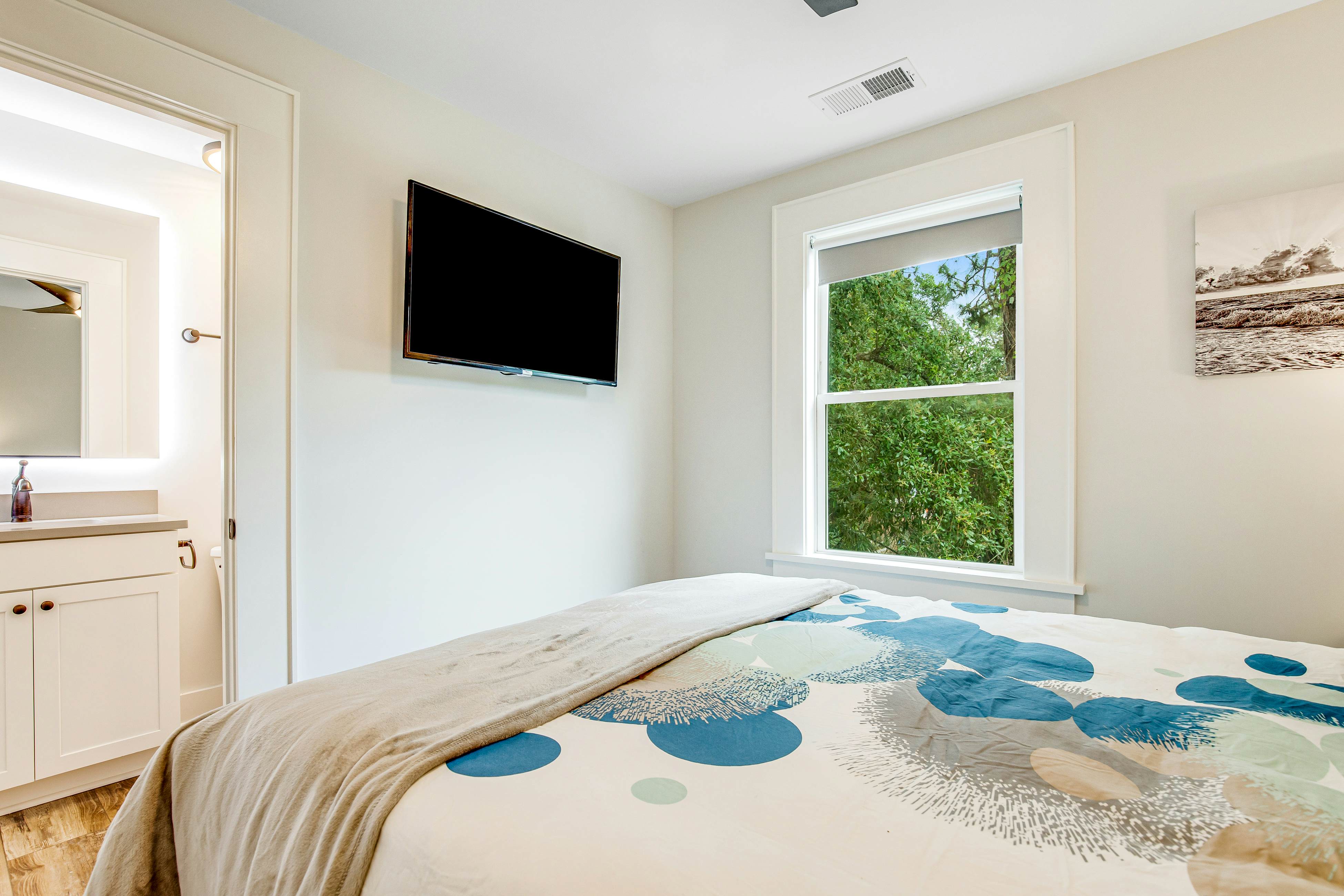 Fantastic coastal retreat with private dock, gas grill, two decks, & fast WiFi