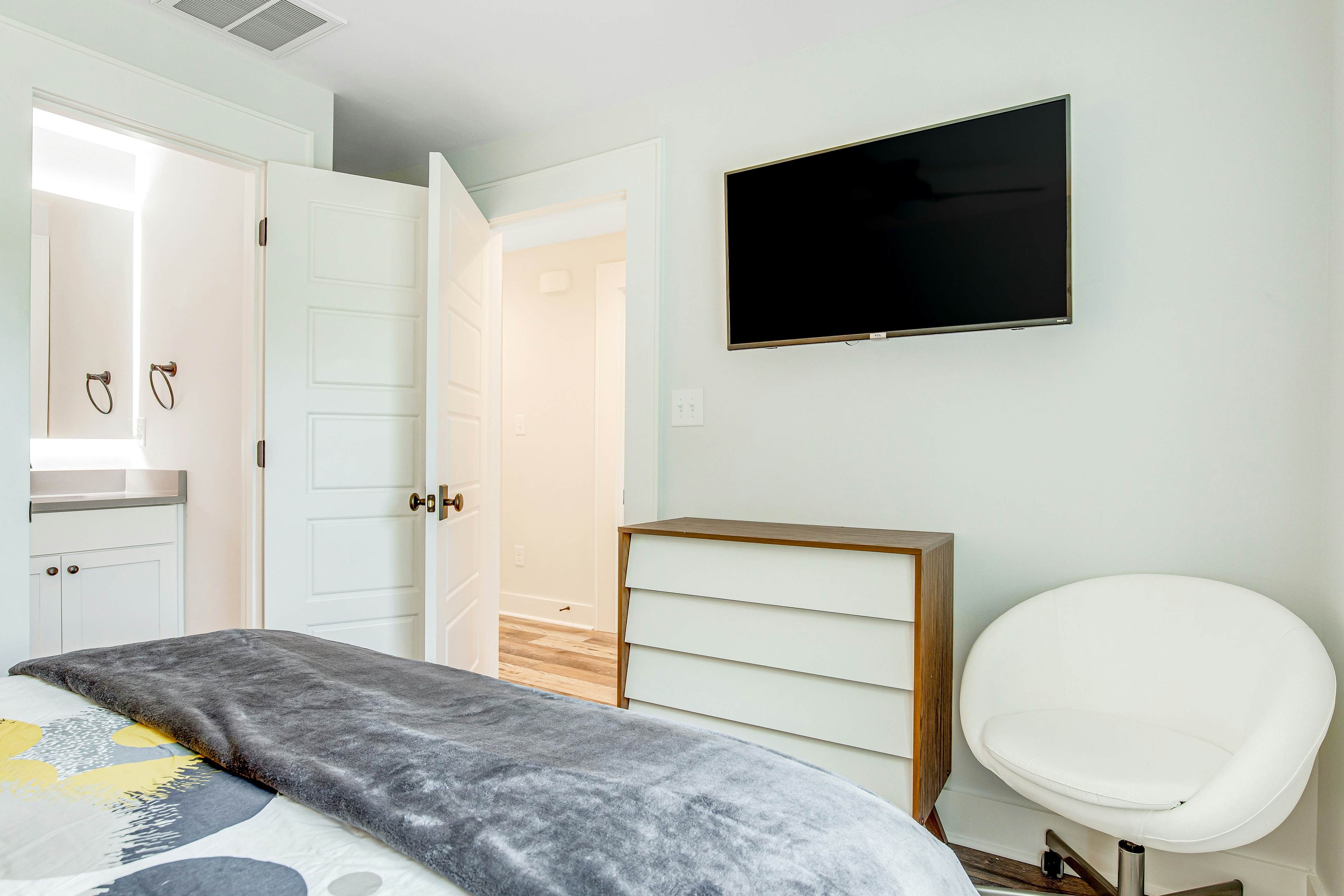 Fantastic coastal retreat with private dock, gas grill, two decks, & fast WiFi