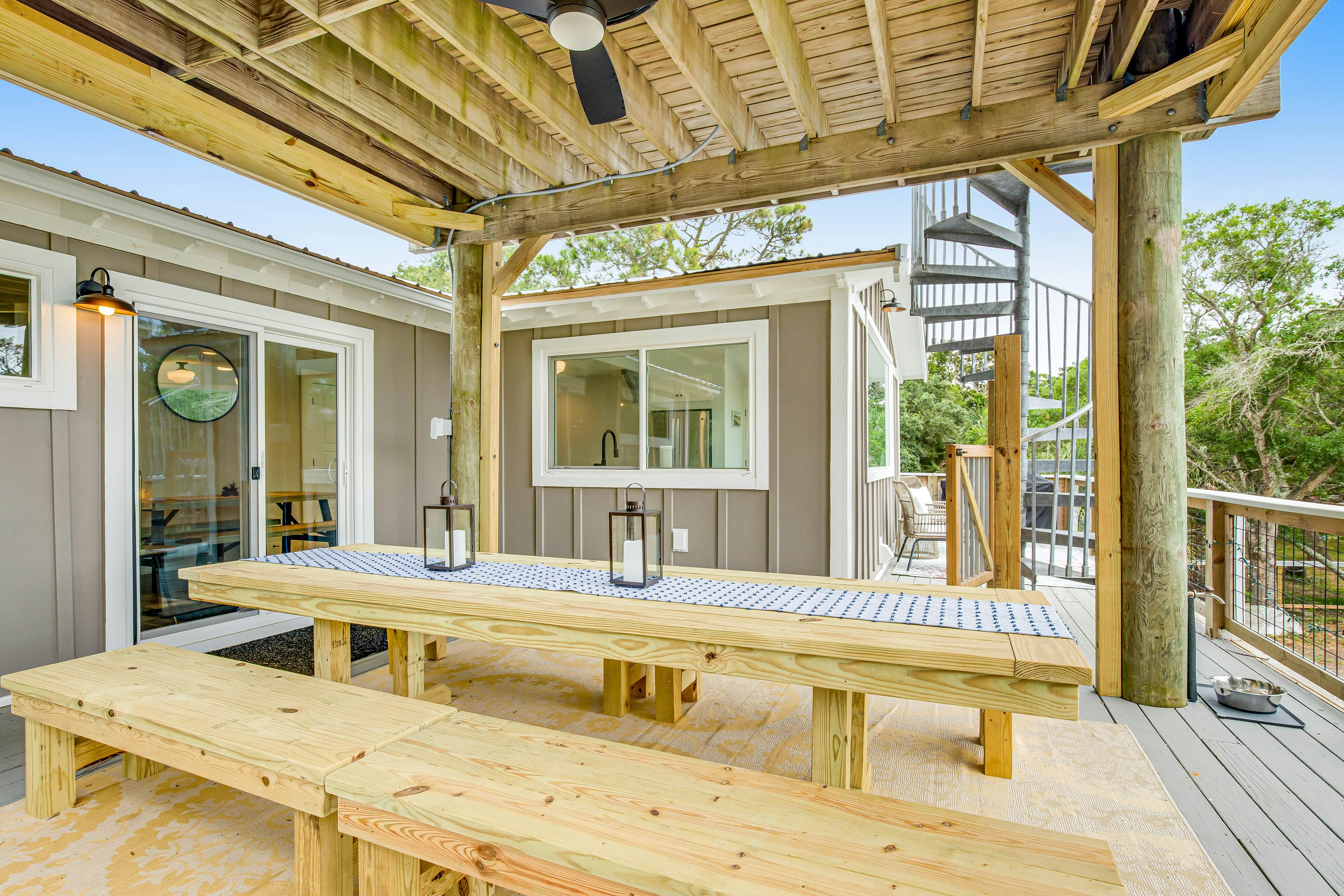 Fantastic coastal retreat with private dock, gas grill, two decks, & fast WiFi