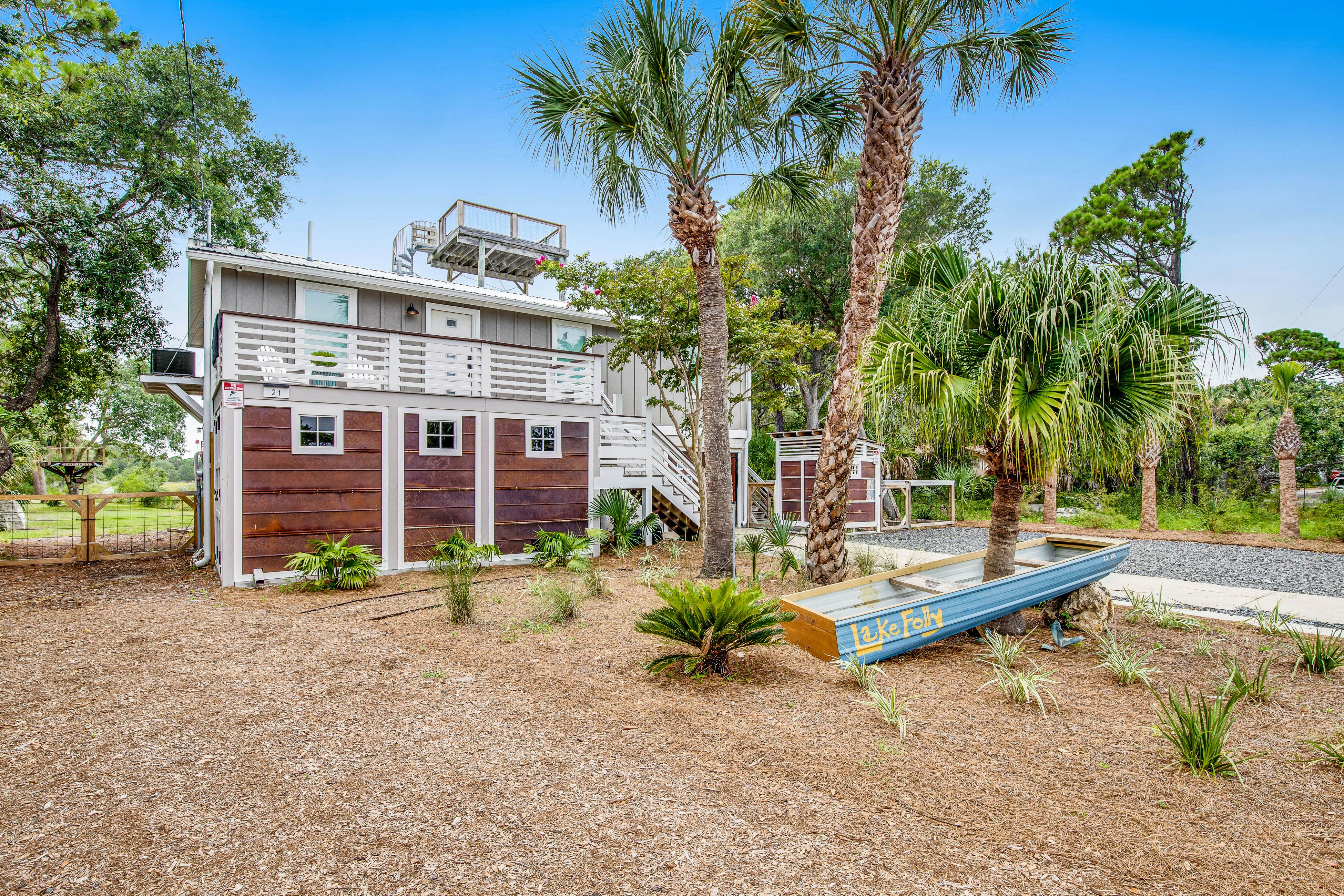 Fantastic coastal retreat with private dock, gas grill, two decks, & fast WiFi