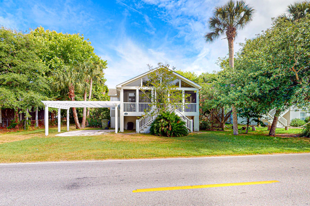 Two-minute walk to the beach - home with screened porch, sundeck, WiFi & W/D