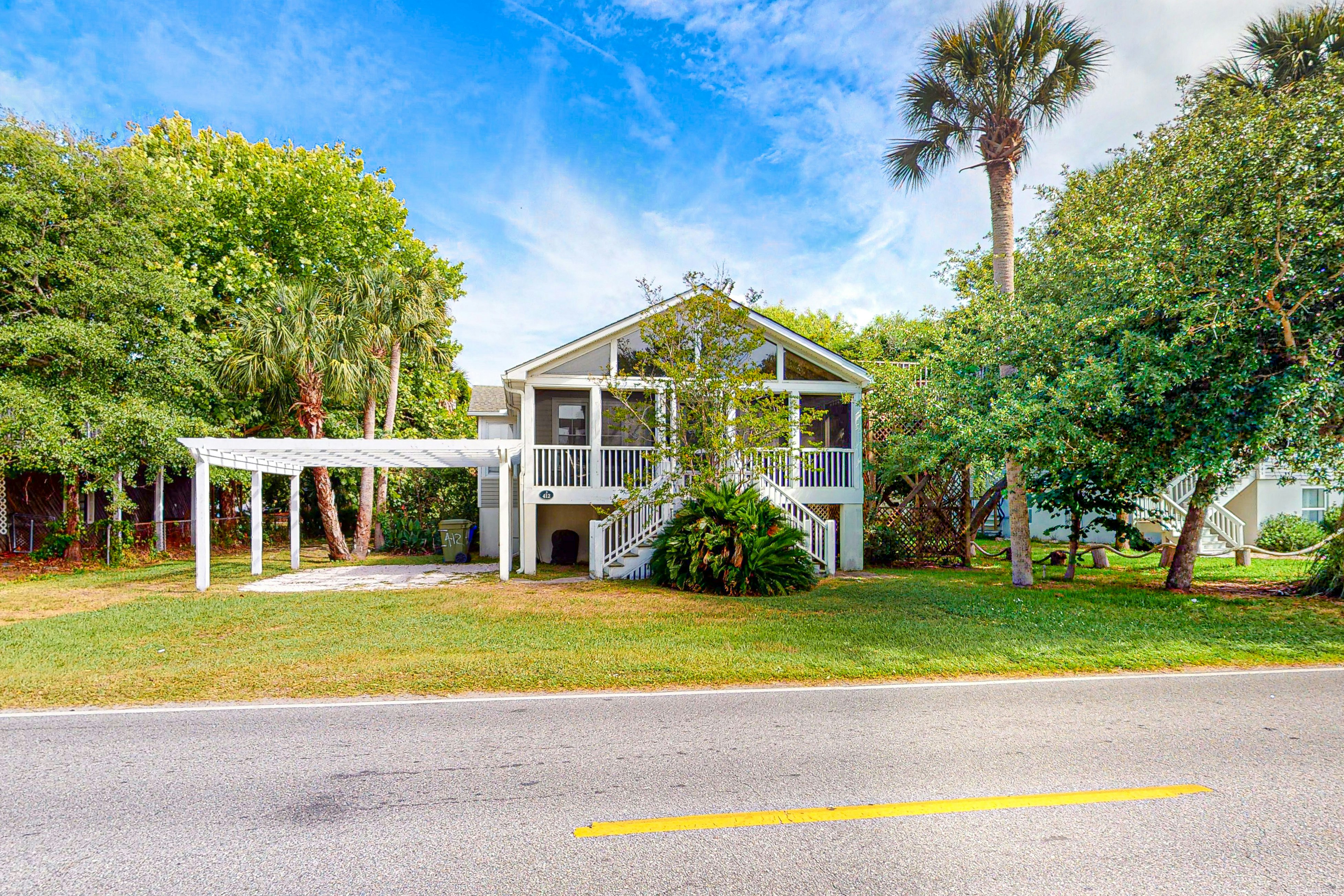Two-minute walk to the beach - home with screened porch, sundeck, WiFi & W/D