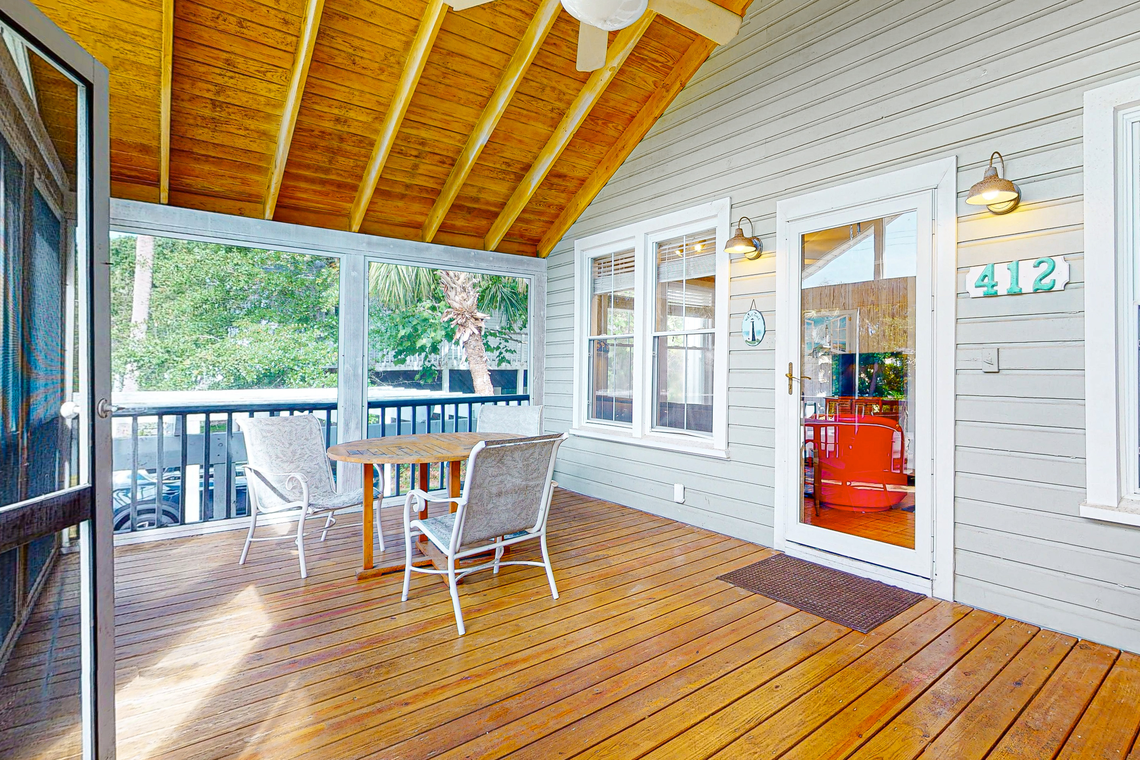 Two-minute walk to the beach - home with screened porch, sundeck, WiFi & W/D