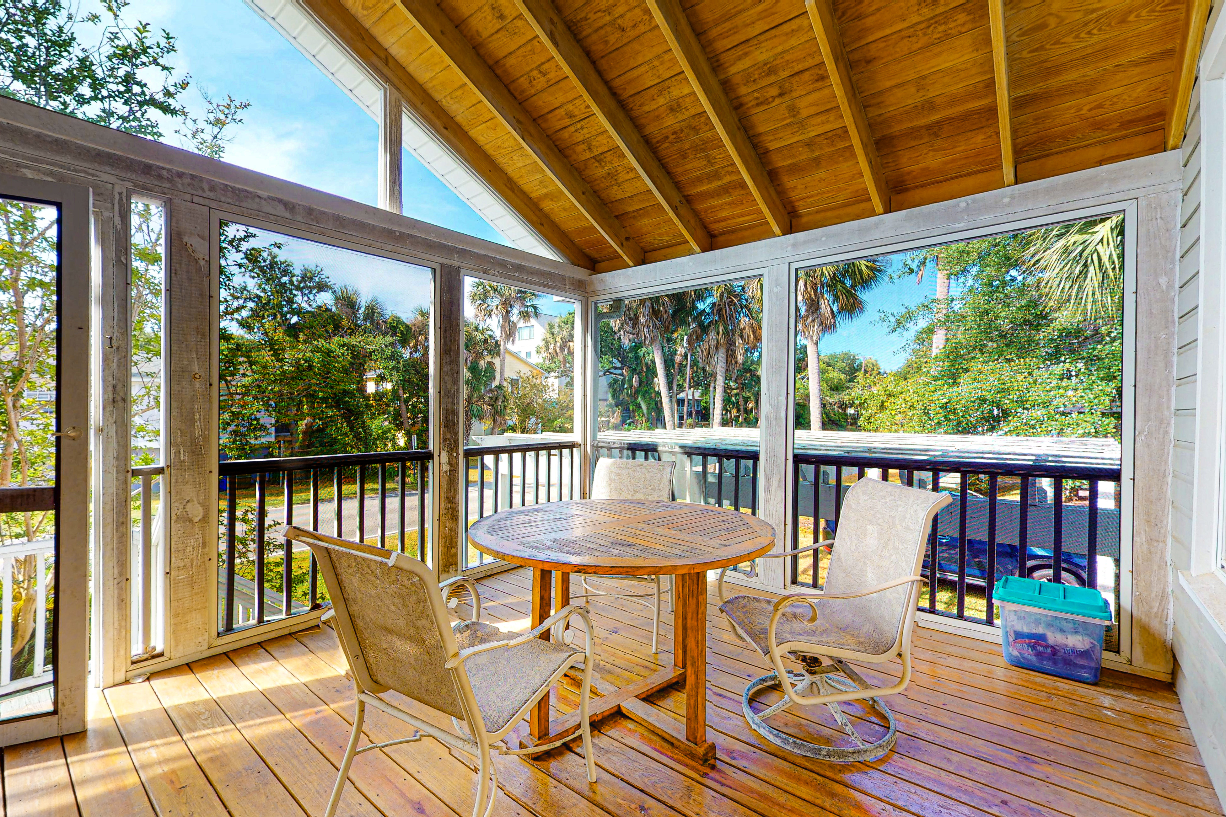 Two-minute walk to the beach - home with screened porch, sundeck, WiFi & W/D