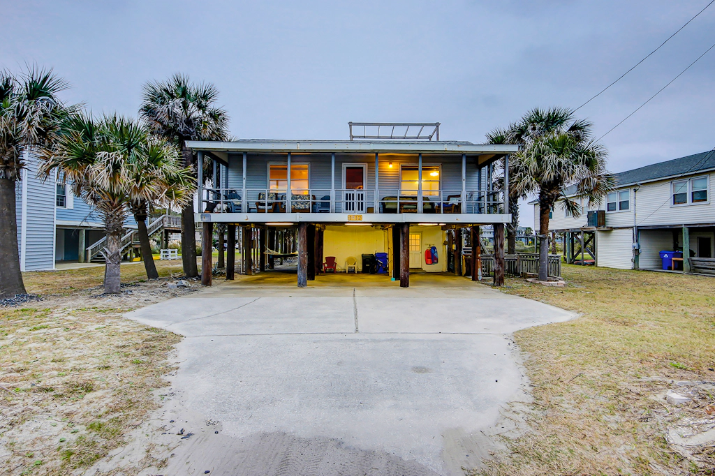 Beach Across the Street Ocean View Home w/ Roof Deck, Porch, AC - Dogs OK