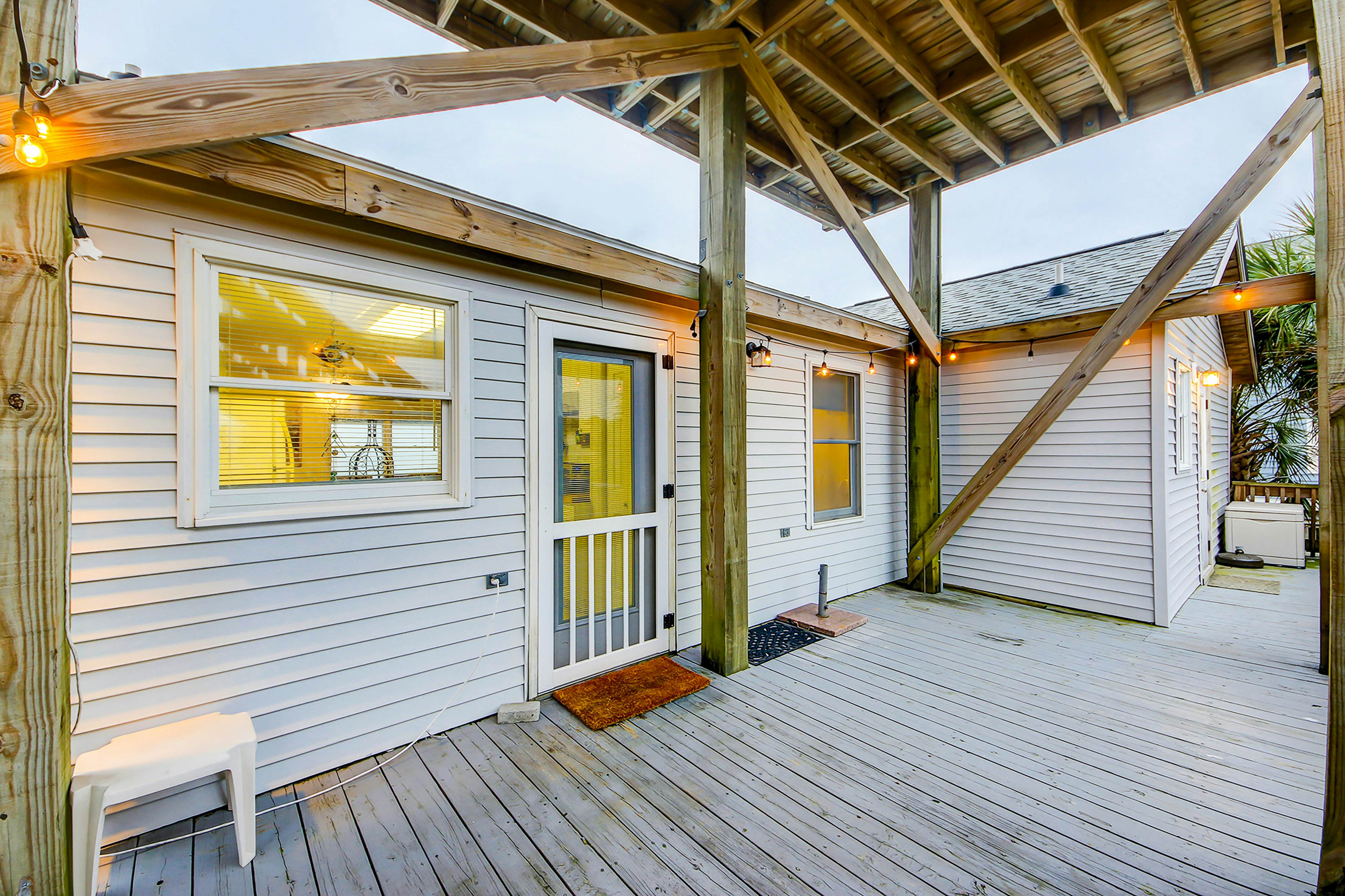 Beach Across the Street Ocean View Home w/ Roof Deck, Porch, AC - Dogs OK