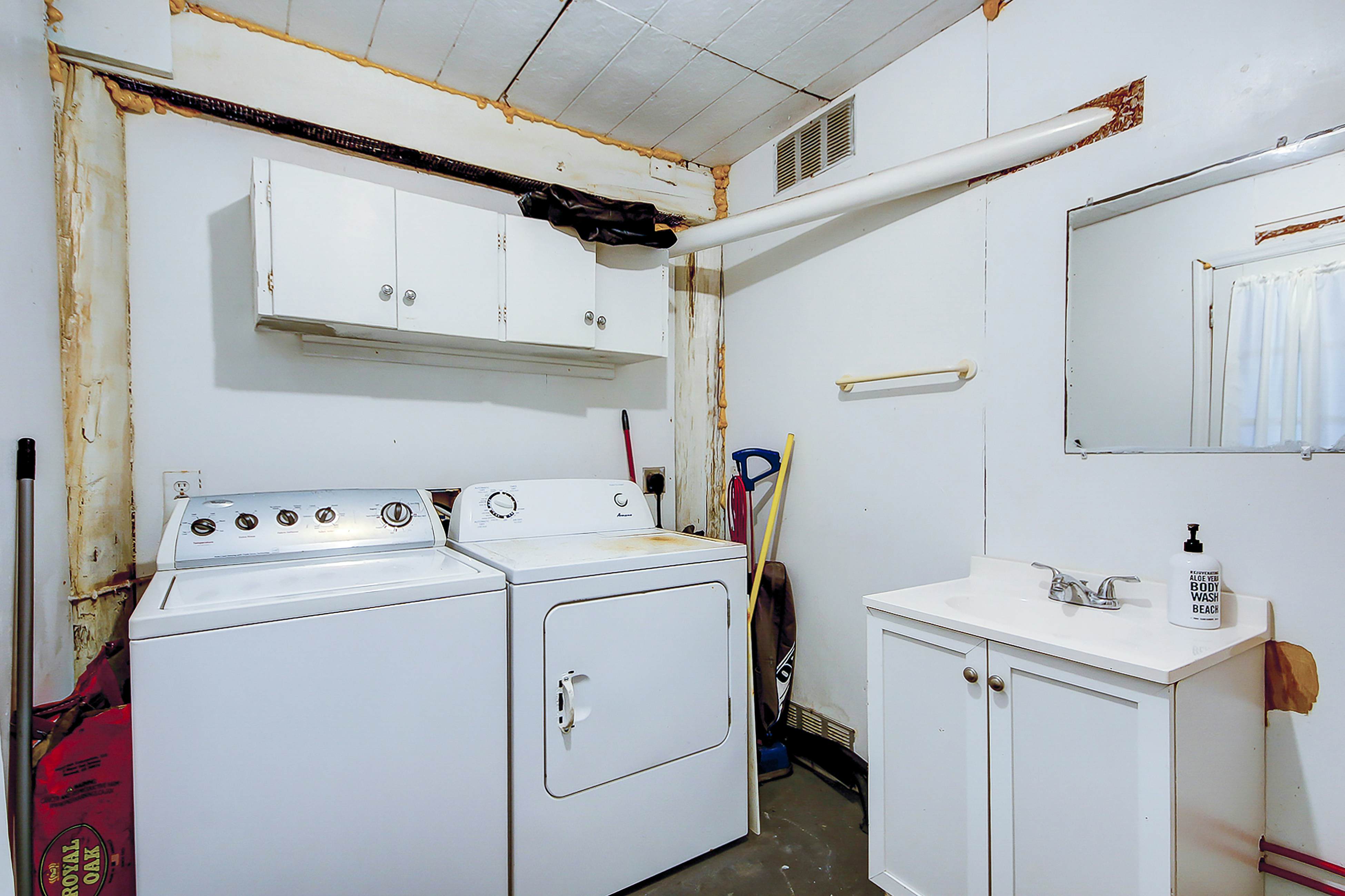 Beach Across the Street Ocean View Home w/ Roof Deck, Porch, AC - Dogs OK