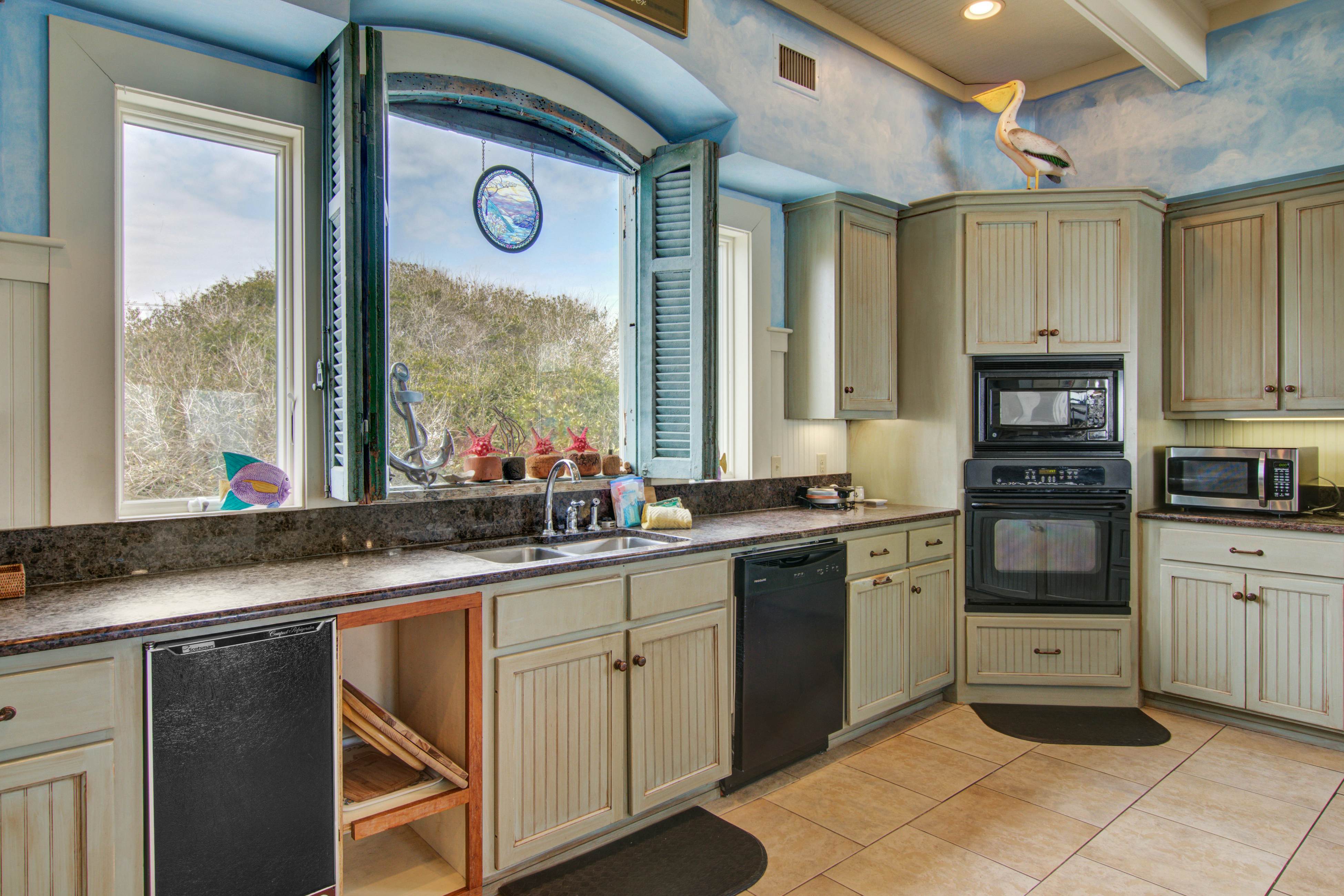 Luxury oceanfront home with AC & available for special events - dog-friendly