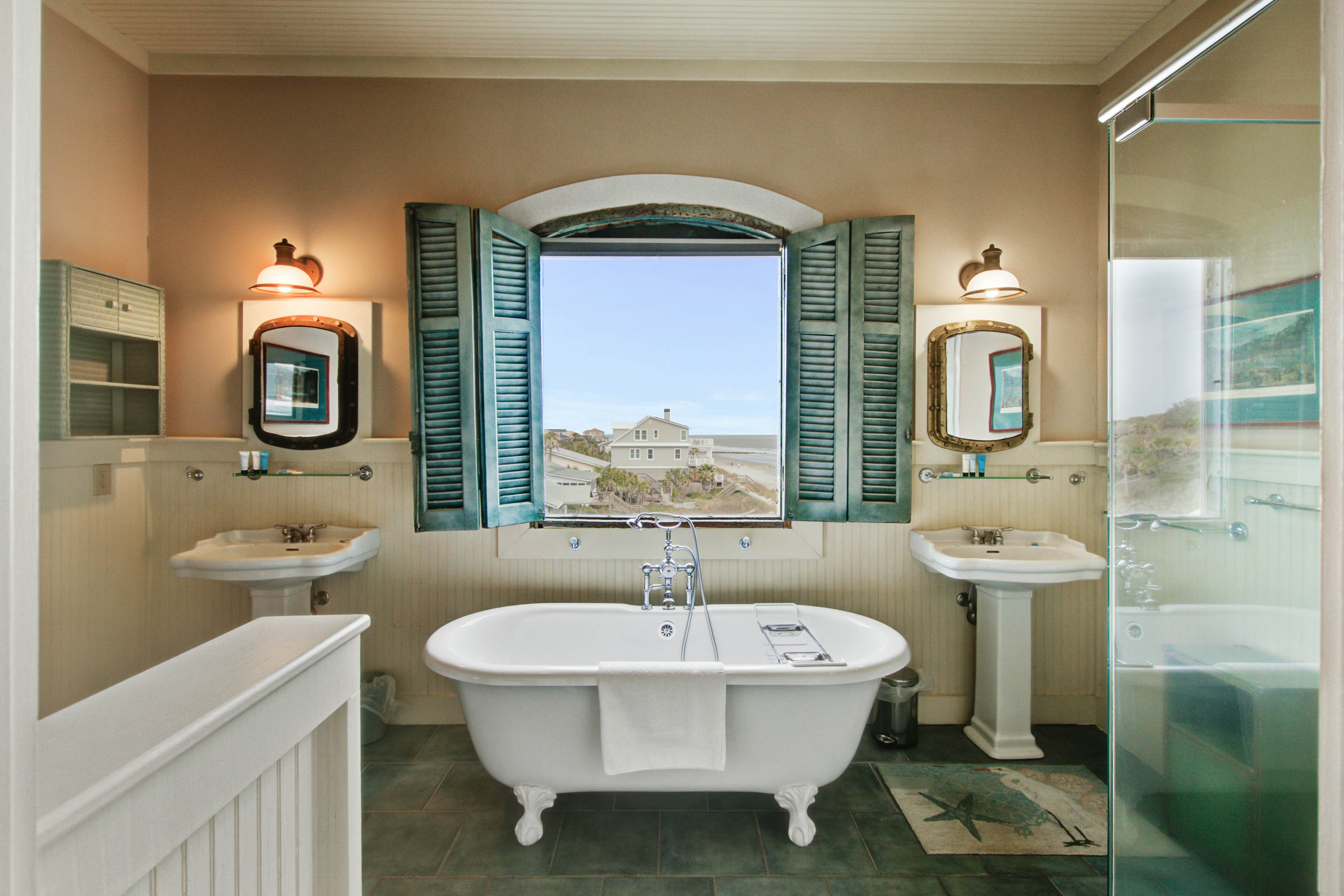 Luxury oceanfront home with AC & available for special events - dog-friendly