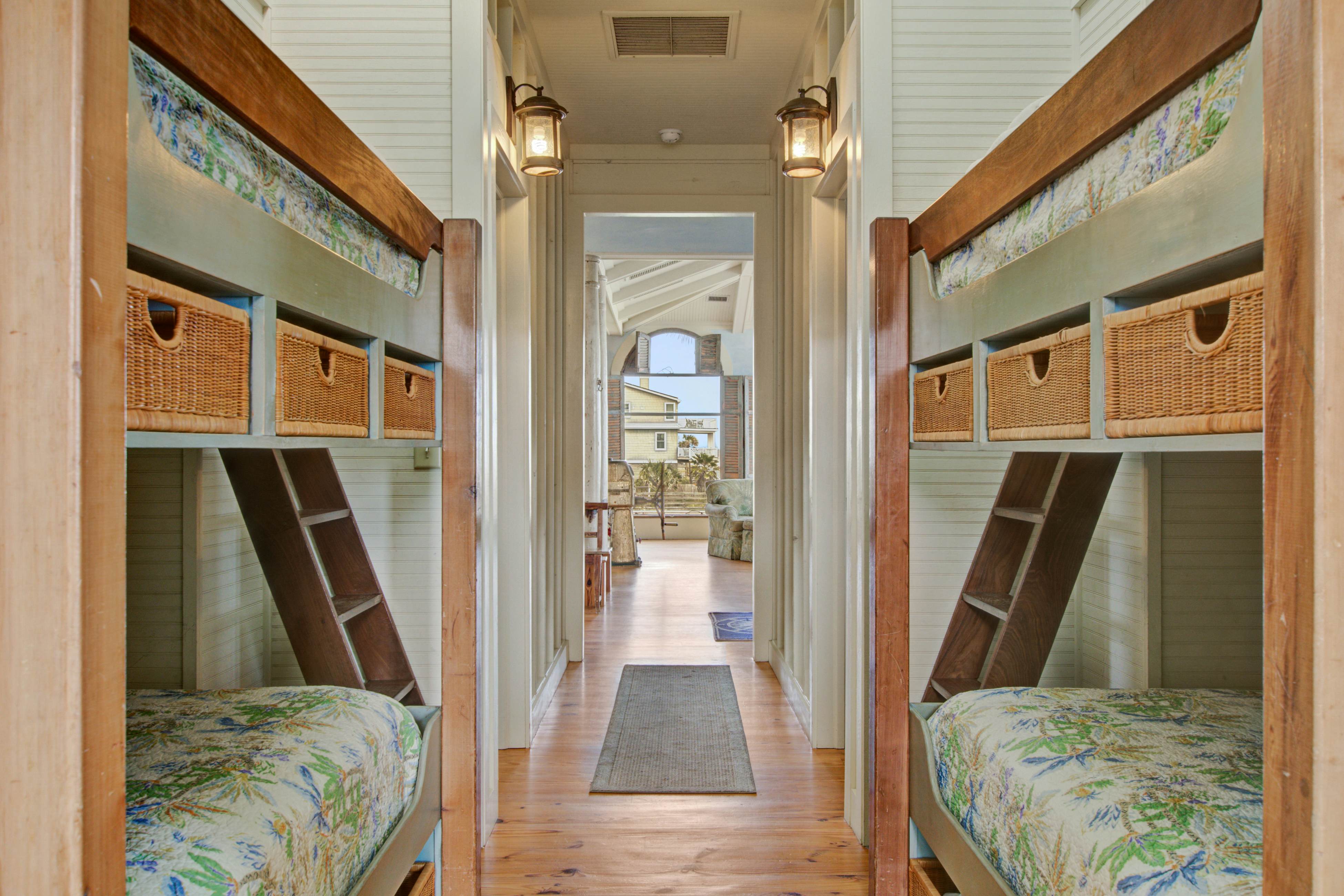 Luxury oceanfront home with AC & available for special events - dog-friendly