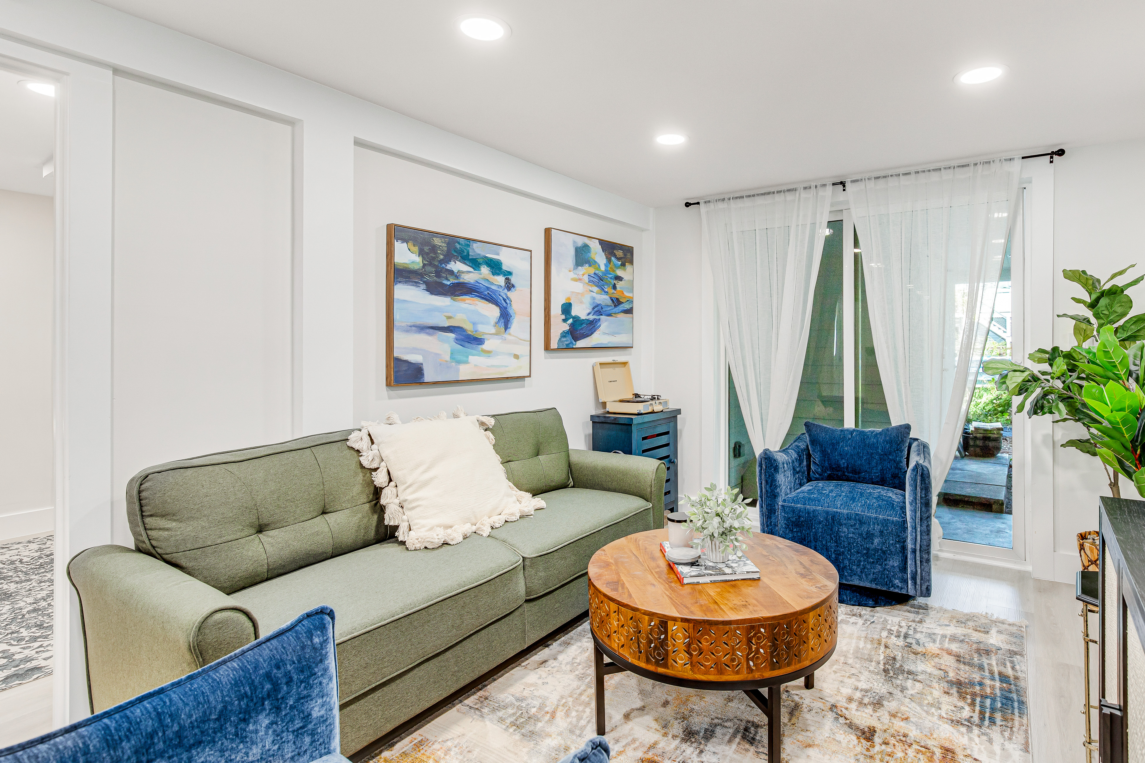 Beautiful home one block from the beach with terraces, two kitchens, & fast WiFi