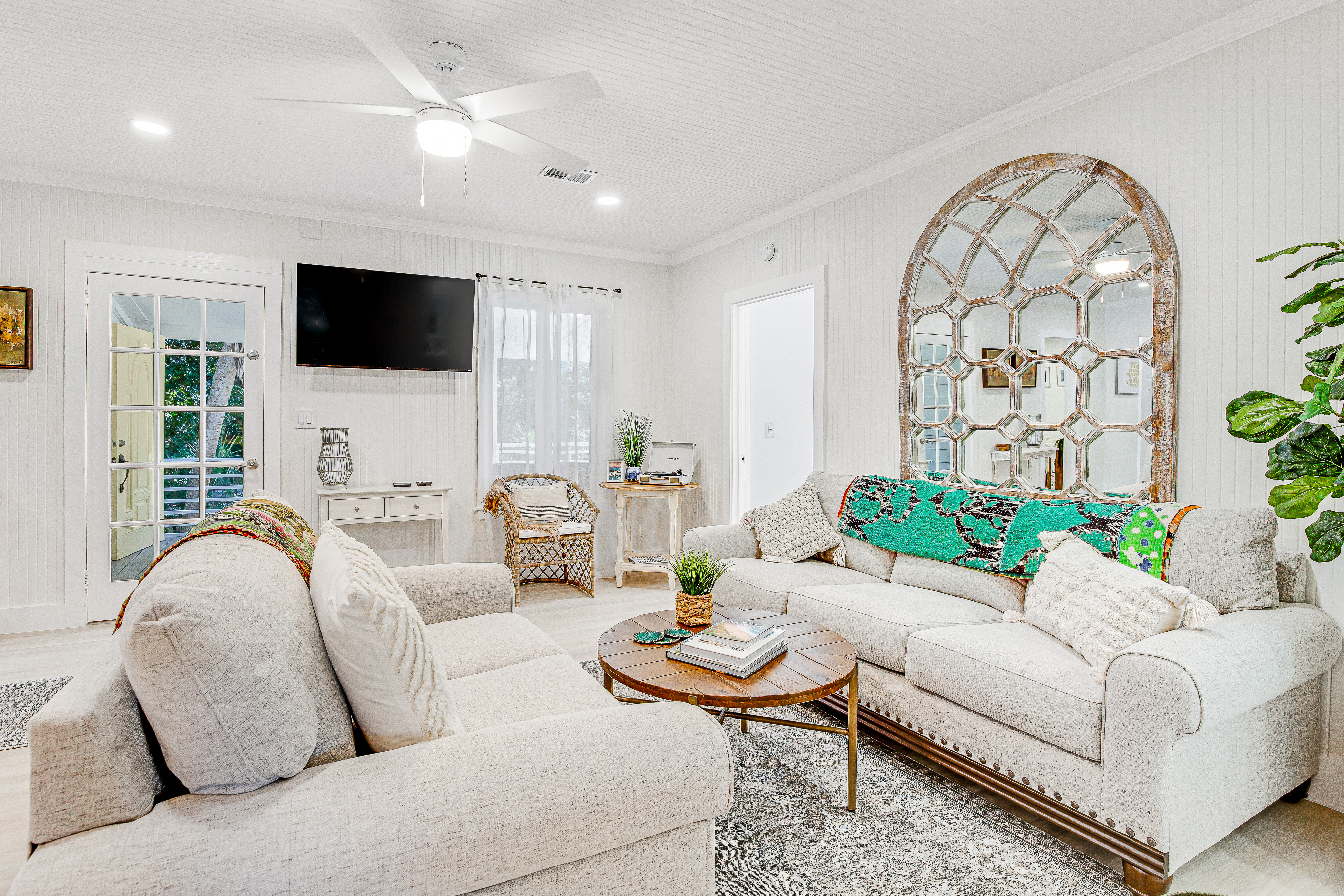 Upper Level of a Duplex with Two Decks, Lovely Interior & Free WiFi