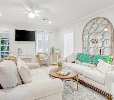 Upper Level of a Duplex with Two Decks, Lovely Interior & Free WiFi