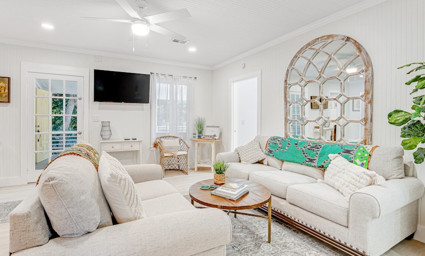 Upper Level of a Duplex with Two Decks, Lovely Interior & Free WiFi