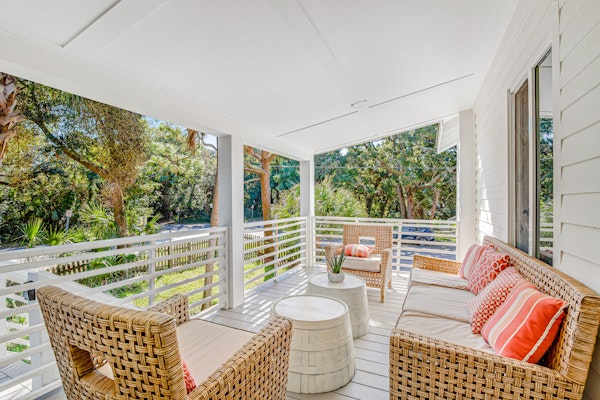 Upper Level of a Duplex with Two Decks, Lovely Interior & Free WiFi