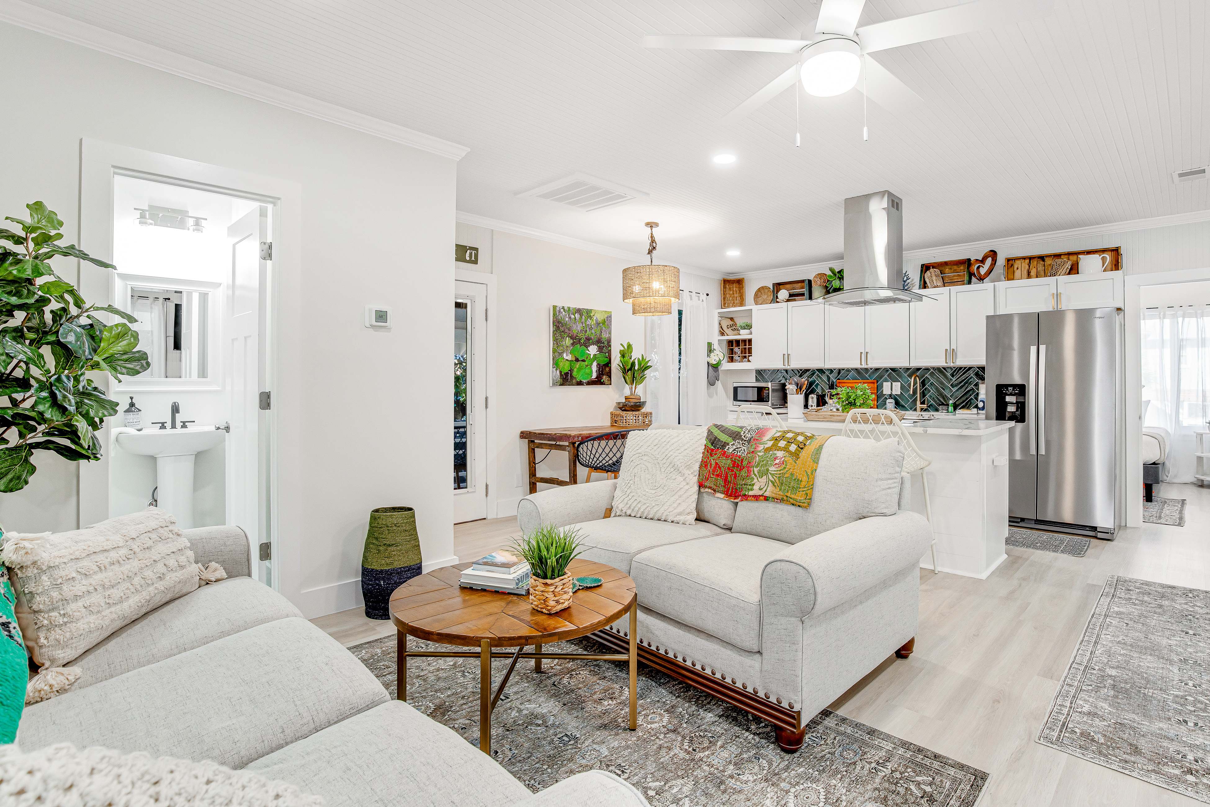 Upper Level of a Duplex with Two Decks, Lovely Interior & Free WiFi