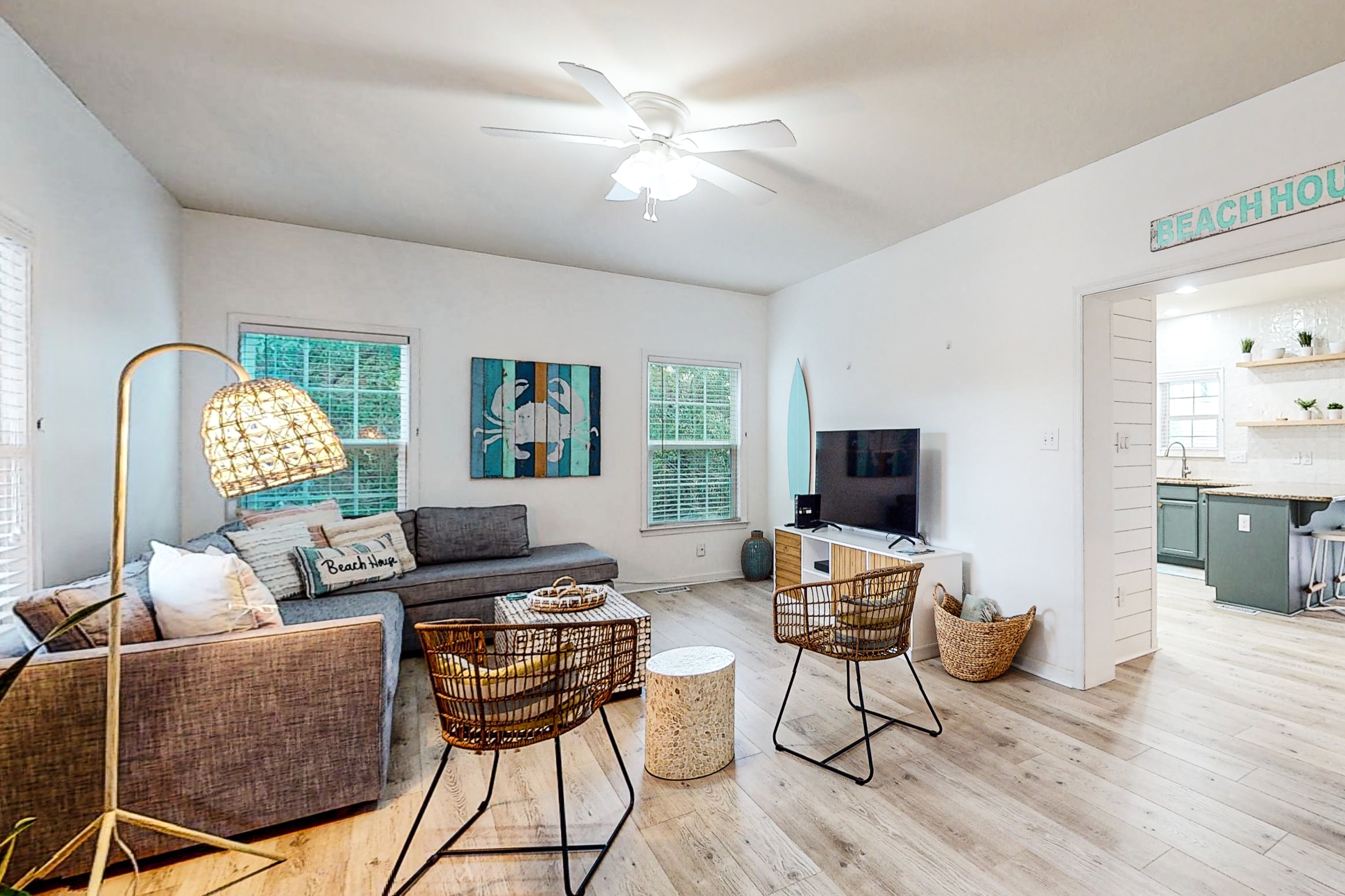 Modern beach house with lovely deck, washer/dryer, AC & WiFi - 2 blocks to ocean